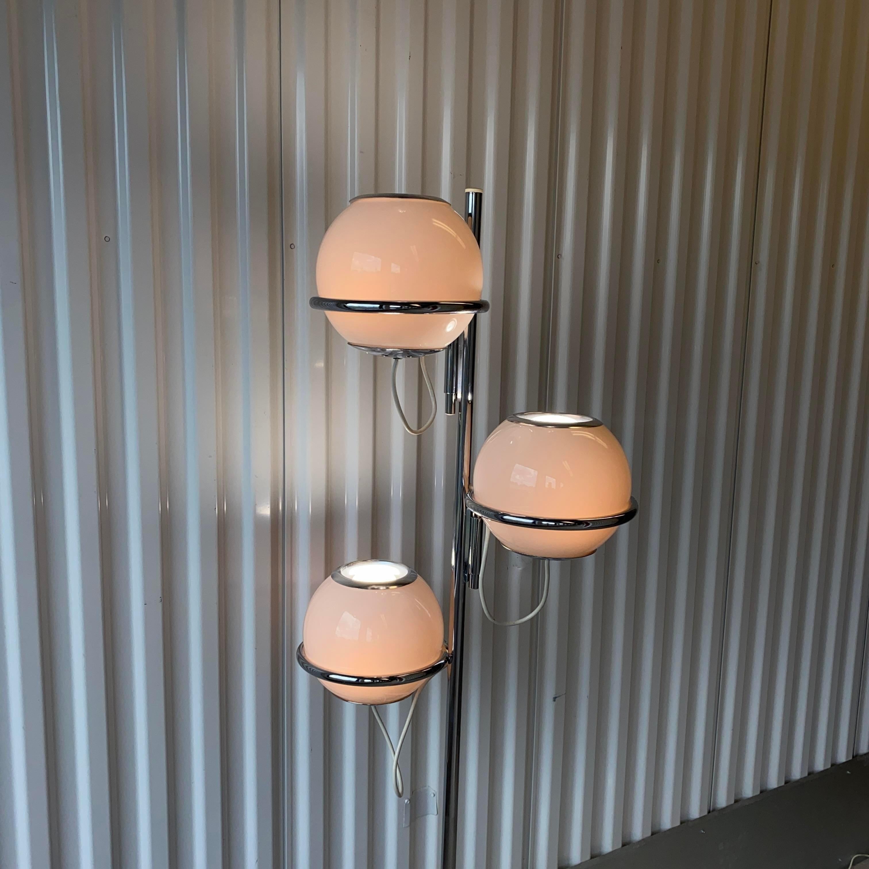 Reggiani-Stehlampe mit drei Kugeln aus Chrom und Marmor, 1960er Jahre (Glas) im Angebot