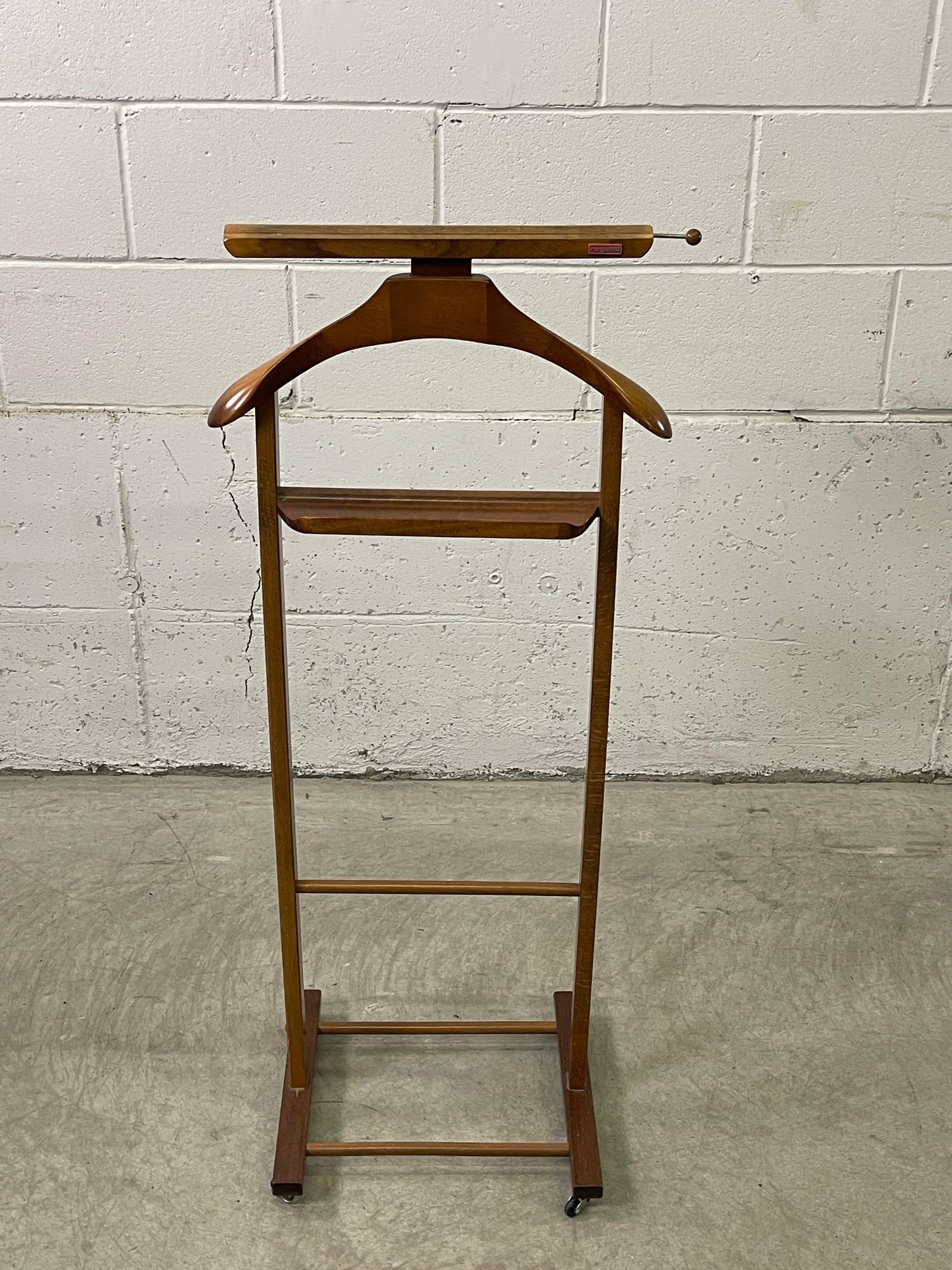 Vintage 1960s Italian maple wood bedroom valet by Reguitti. The valet has a shelf for change and cuff links and is on castors. Marked.