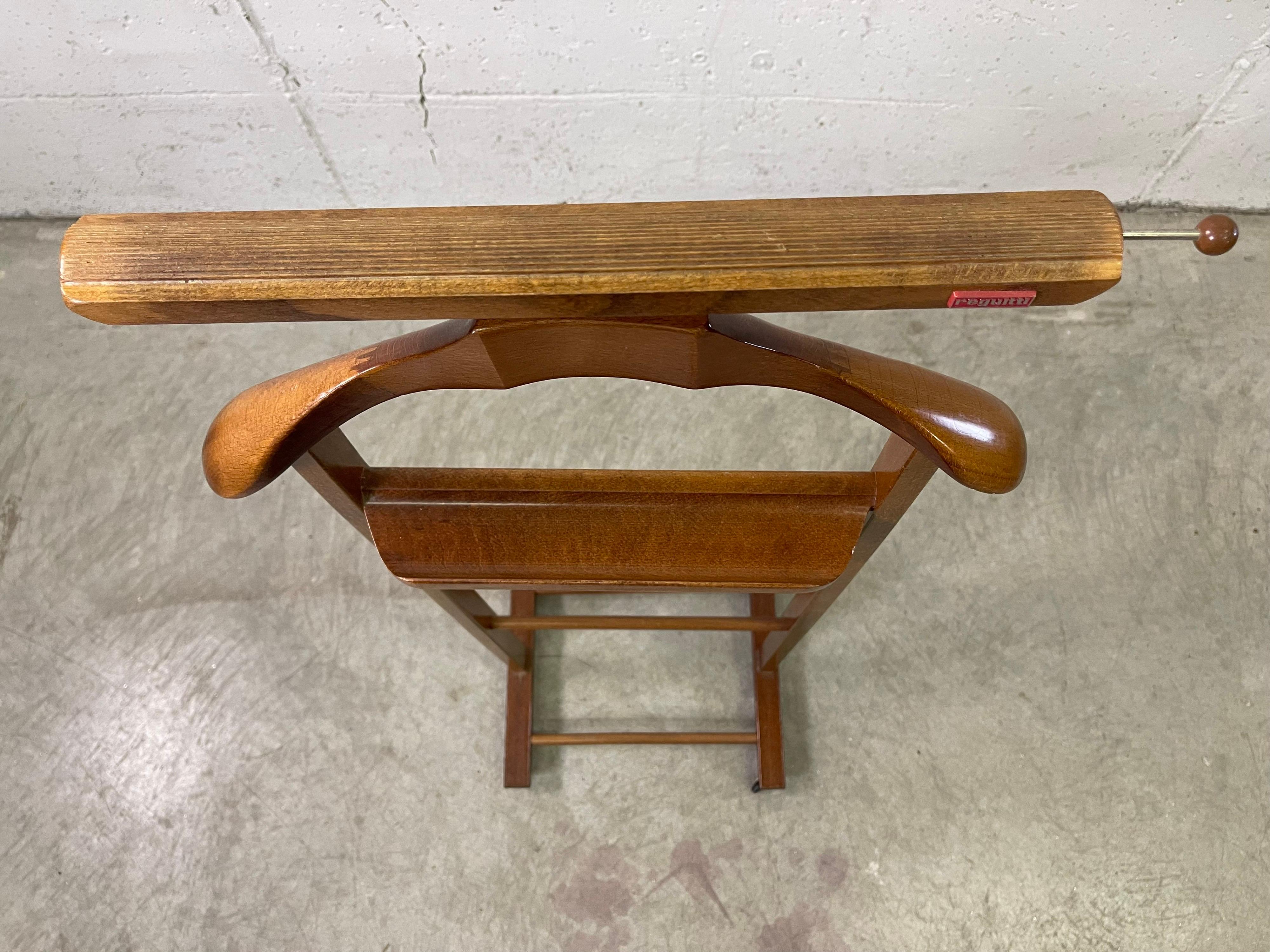 1960s Reguitti Italian Maple Wood Valet In Good Condition In Amherst, NH