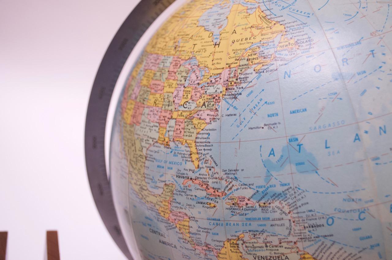 Globo illuminato Replogle Globes 'Comprehensive' del 1960 su base in noce in vendita 7