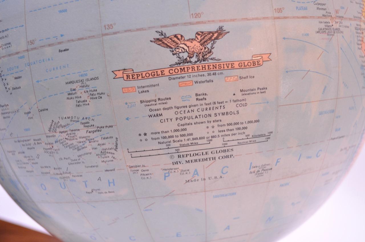 Globo illuminato Replogle Globes 'Comprehensive' del 1960 su base in noce in vendita 13
