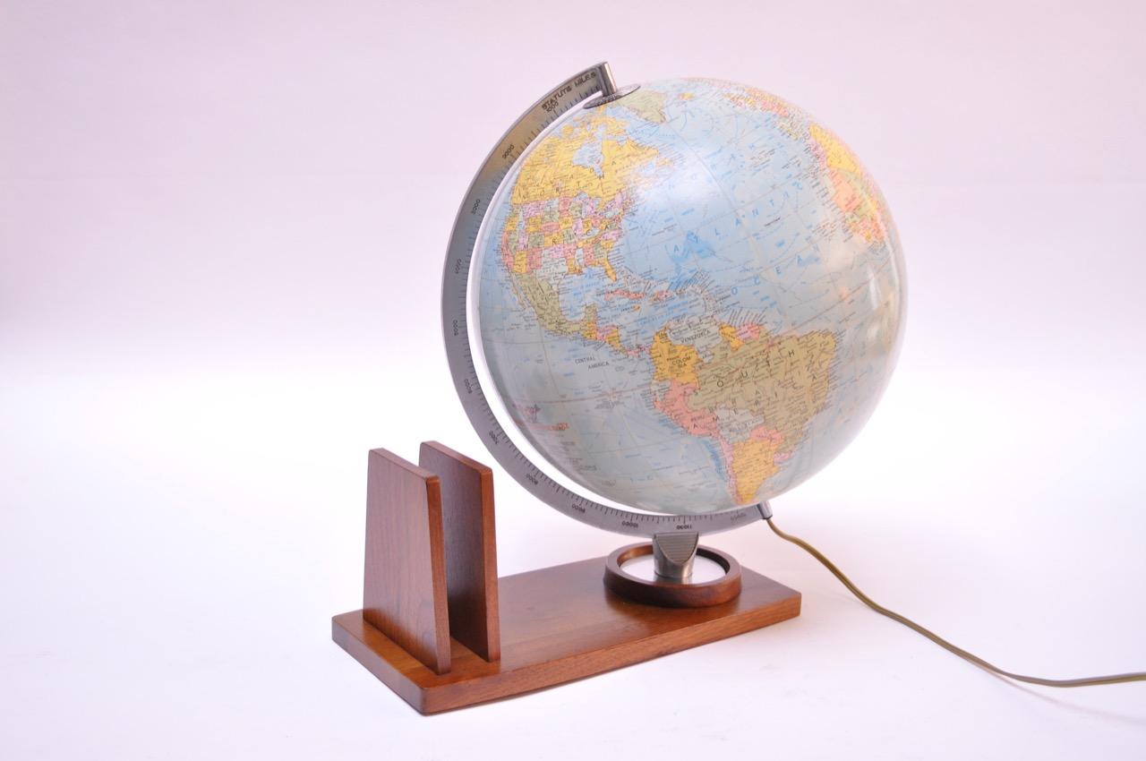Americano Globo illuminato Replogle Globes 'Comprehensive' del 1960 su base in noce in vendita