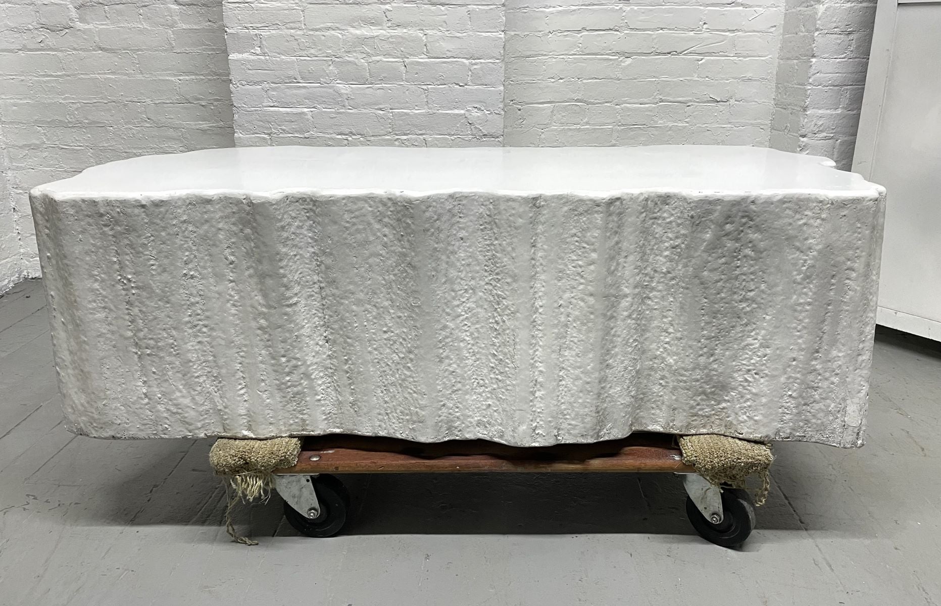Table basse de forme organique des années 1960 avec un plateau en résine et des bords en plâtre texturé. L'intérieur de toute la table basse est en pierre. Peut être utilisé à l'intérieur ou à l'extérieur.
