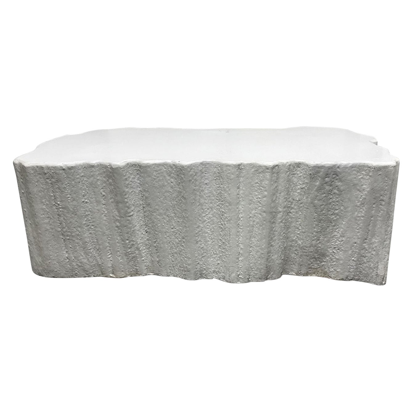 Mesa de centro de los años 60 con tapa de resina y forma orgánica