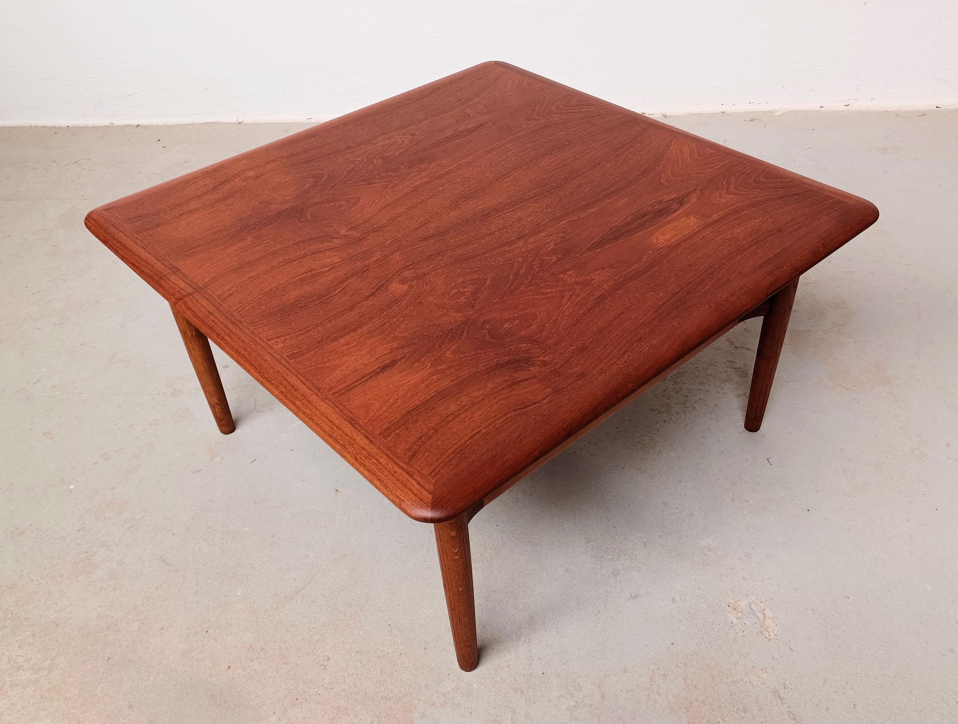 Tavolino danese Kurt Østervig degli anni '60 completamente restaurato da Jason Mobler in ottime condizioni

Il tavolino da caffè, di ottima fattura, presenta un piano in teak, gambe in oak e travi in faggio con giunture in teak che si fondono l'una