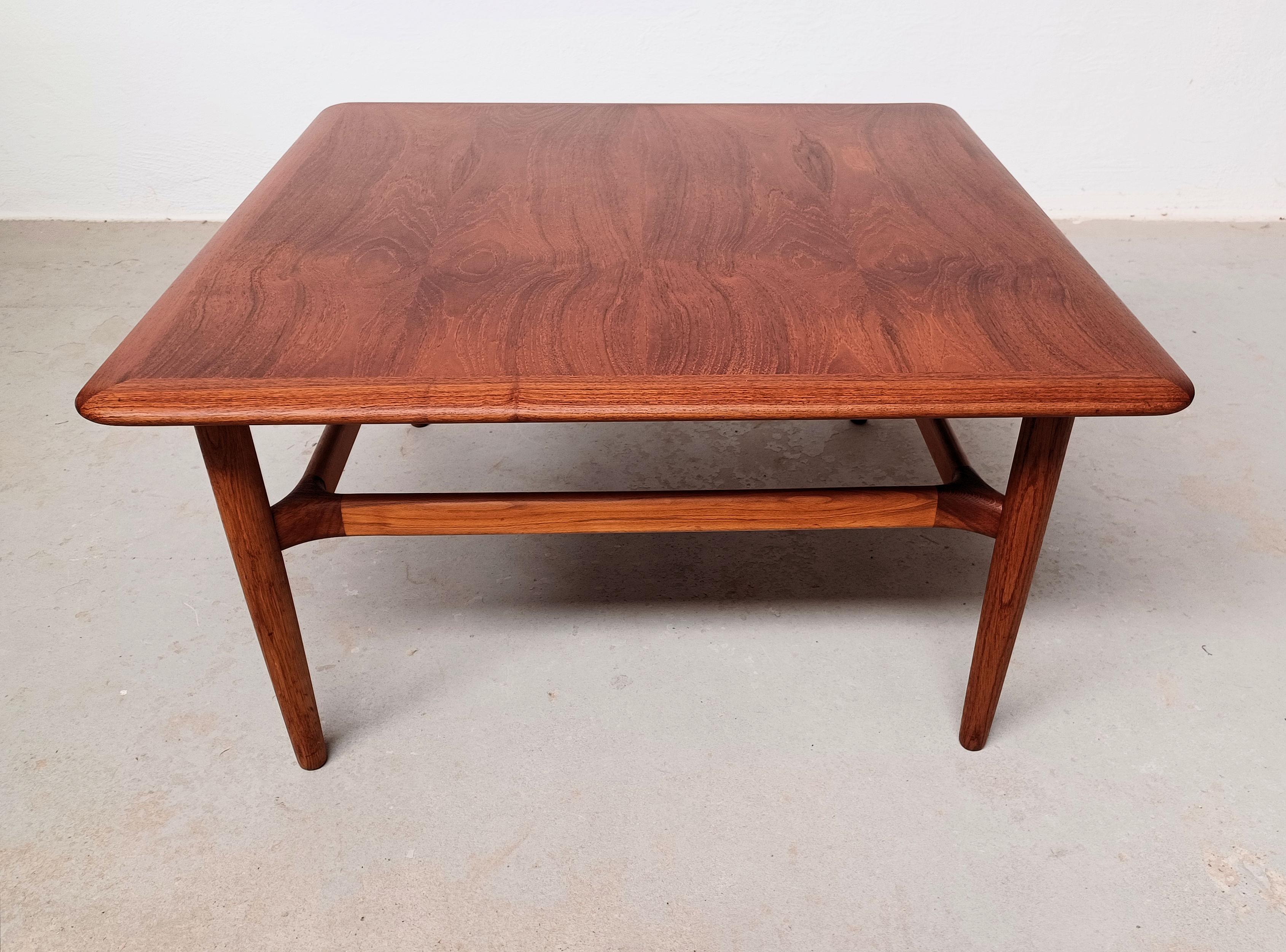 Scandinavo moderno Tavolino da caffè danese Kurt Ostervig in teak degli anni '60 restaurato e in ottime condizioni in vendita