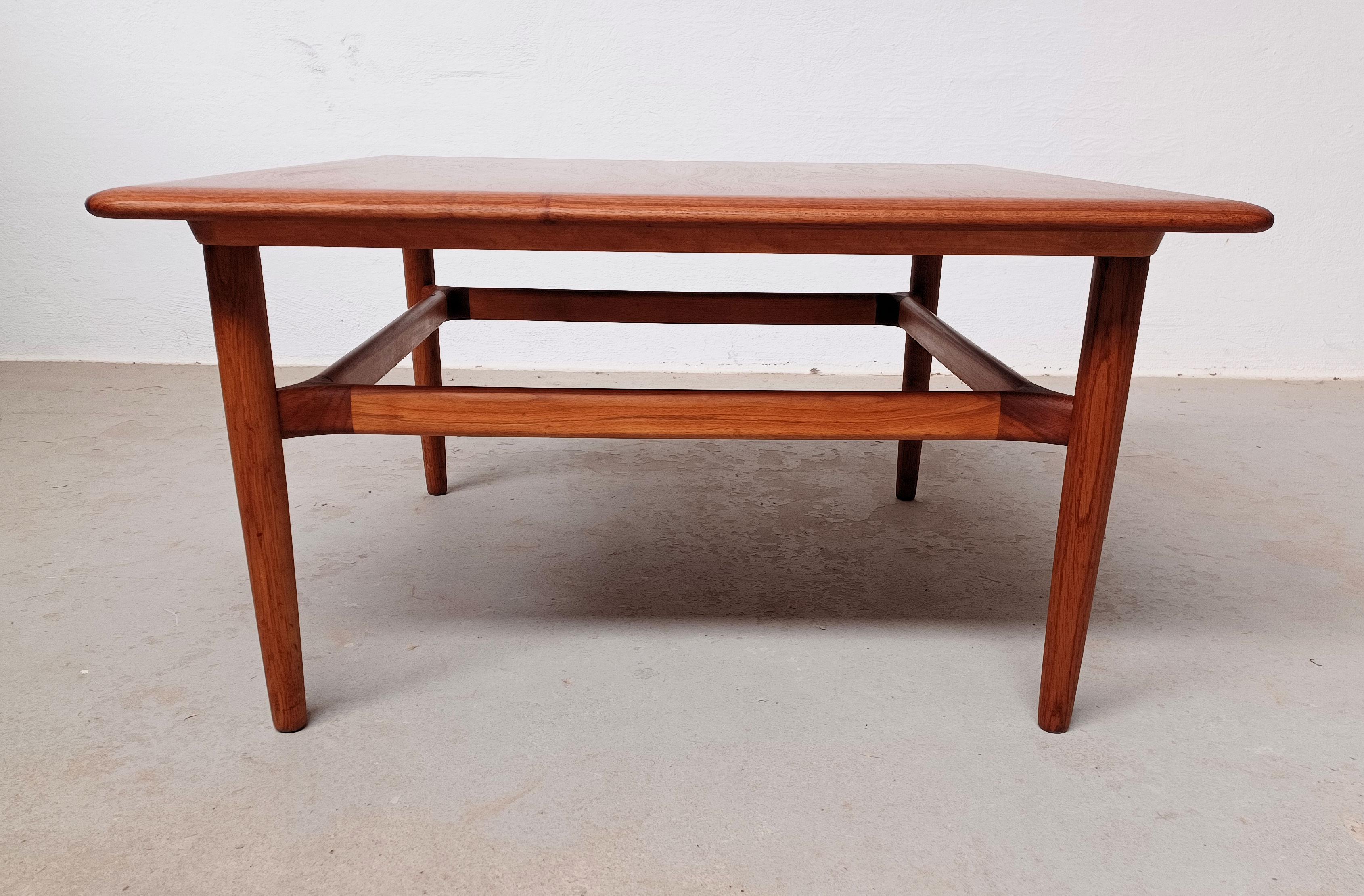 Tavolino da caffè danese Kurt Ostervig in teak degli anni '60 restaurato e in ottime condizioni In condizioni ottime in vendita a Knebel, DK