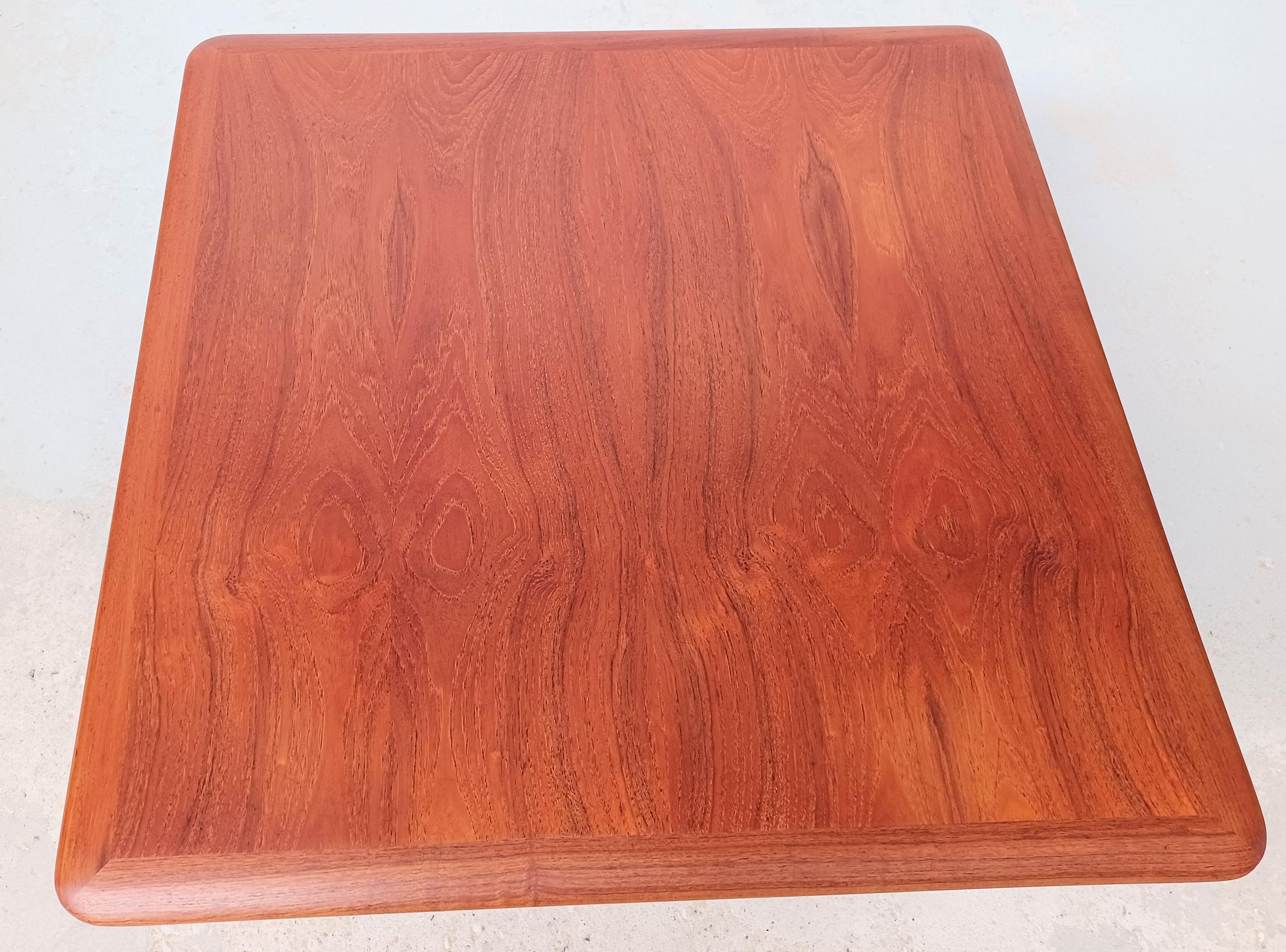 Metà XX secolo Tavolino da caffè danese Kurt Ostervig in teak degli anni '60 restaurato e in ottime condizioni in vendita