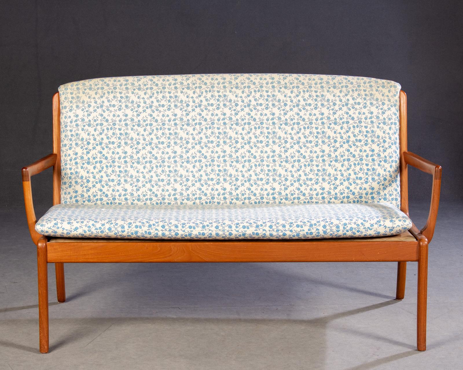 Sofa aus Mahagoniholz, entworfen von Ole Wanscher und hergestellt von Cado.

Das elegante Sofa zeichnet sich durch organische Formen und hervorragende Verarbeitung mit vielen kleinen Details aus.

Das Sofa wurde von unserem Möbelschreiner