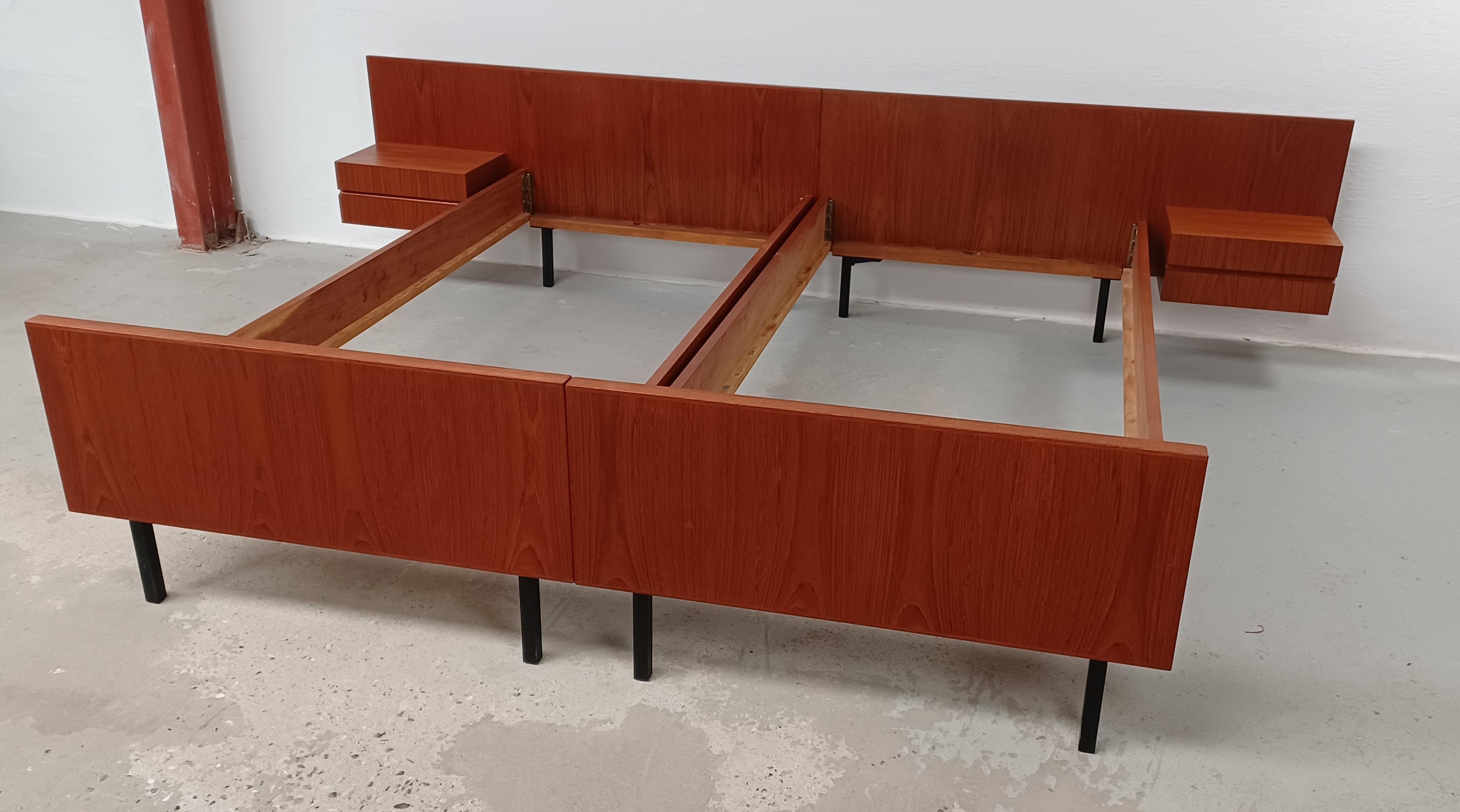 Scandinave moderne Lit danois Oman Junn restauré des années 1960 avec tables de nuit intégrées en vente