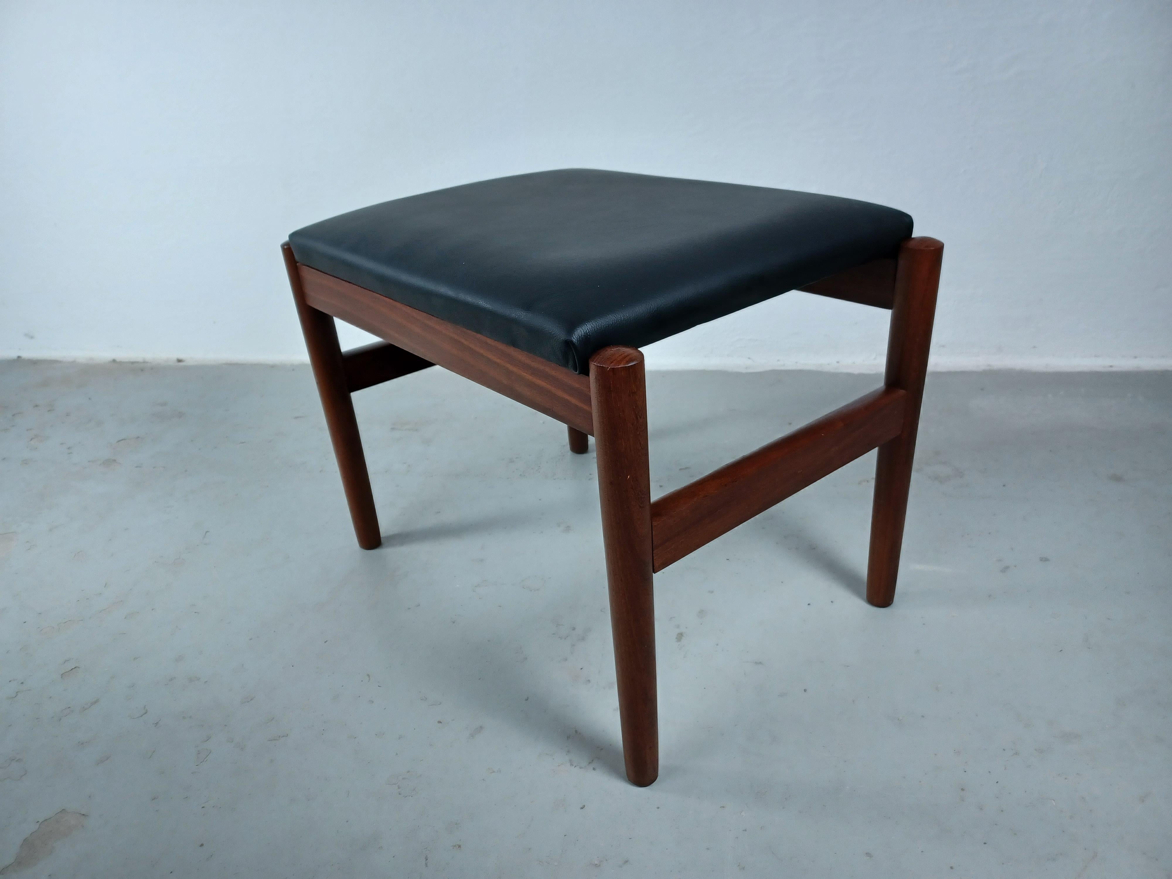 1960s Restored Danish teak footstool reupholstered in black leather.

Fully restored Danish footstool in minimalistic yet advanced Scandinavian modern design.

The footstool has been fully restored by our cabinetmaker and reupholstered in black