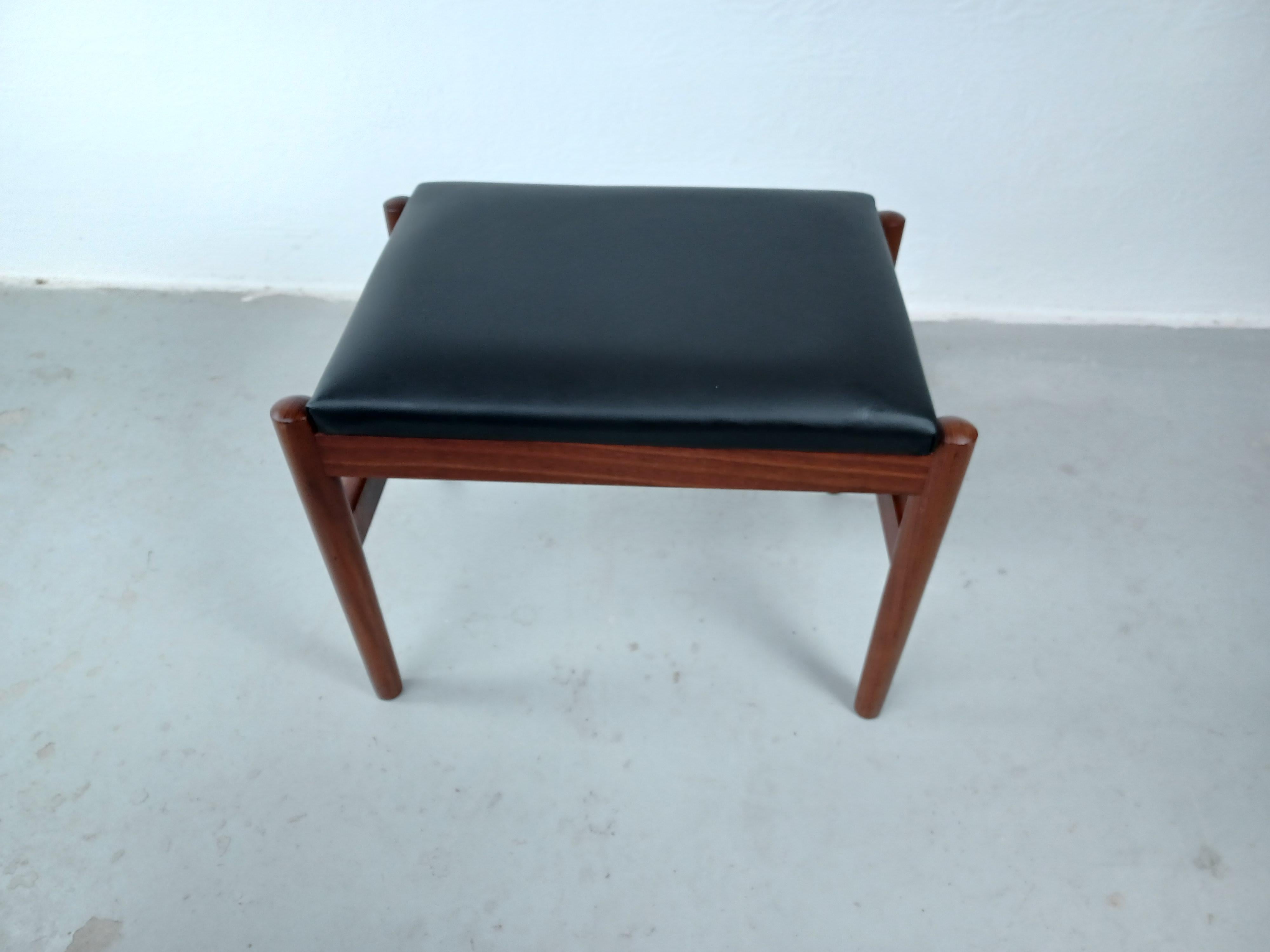 1960s, Restored Danish Teak Footstool Reupholstered in Black Leather In Good Condition For Sale In Knebel, DK