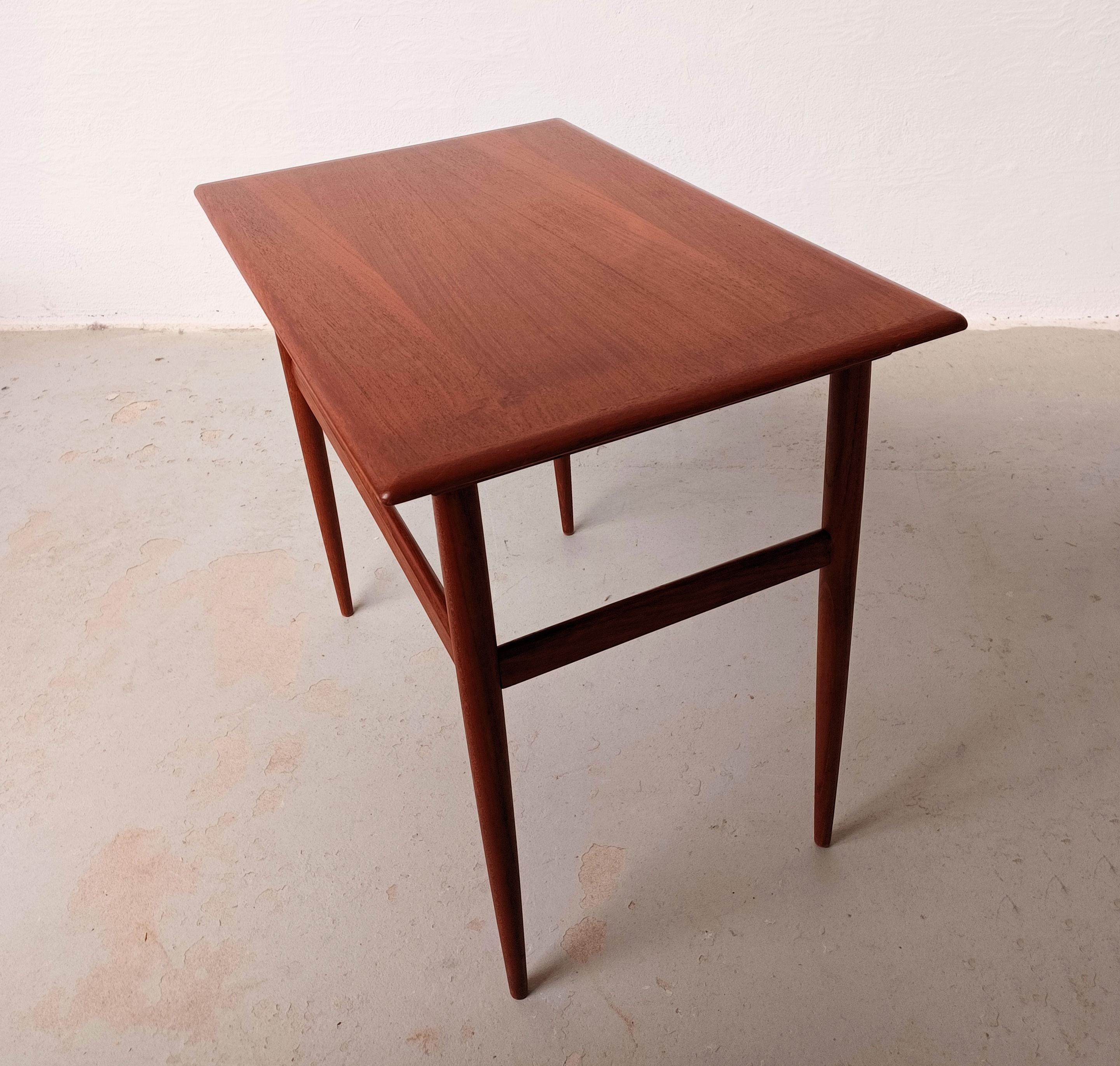 1960er Jahre restaurierter dänischer Teak-Beistelltisch im Angebot 3