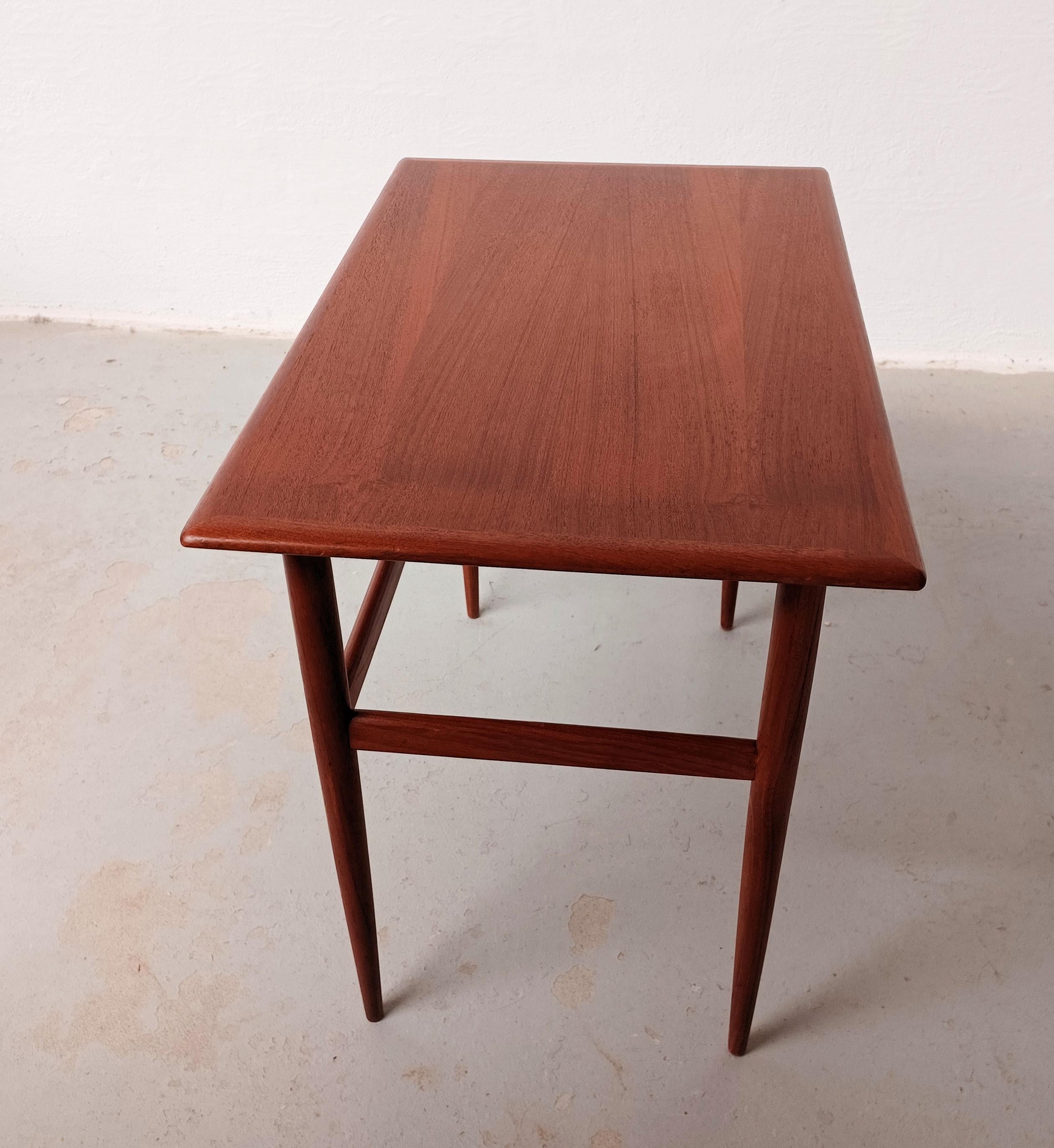 1960er Jahre restaurierter dänischer Teak-Beistelltisch im Angebot 4