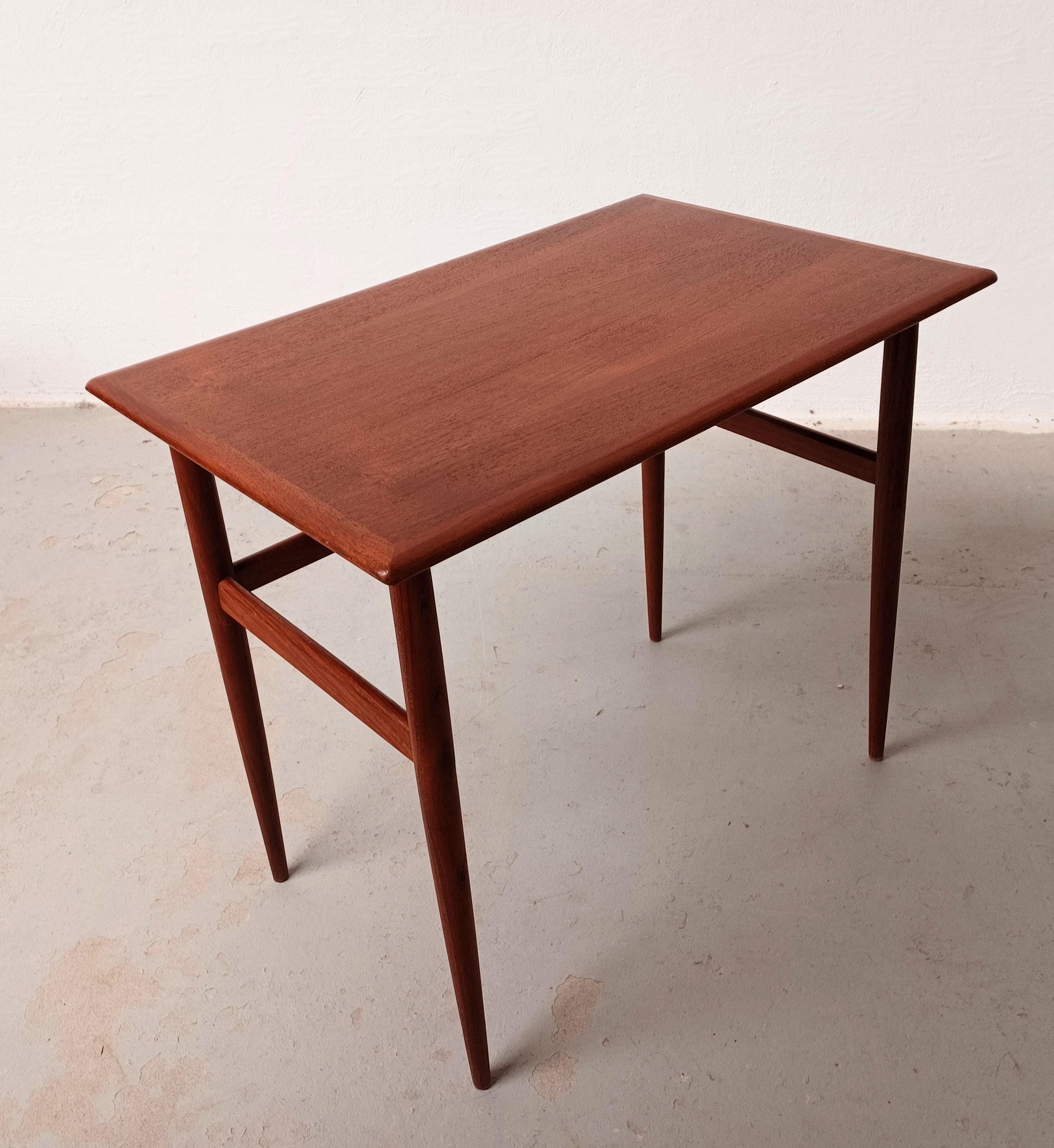 1960er Jahre restaurierter dänischer Teak-Beistelltisch im Angebot 5