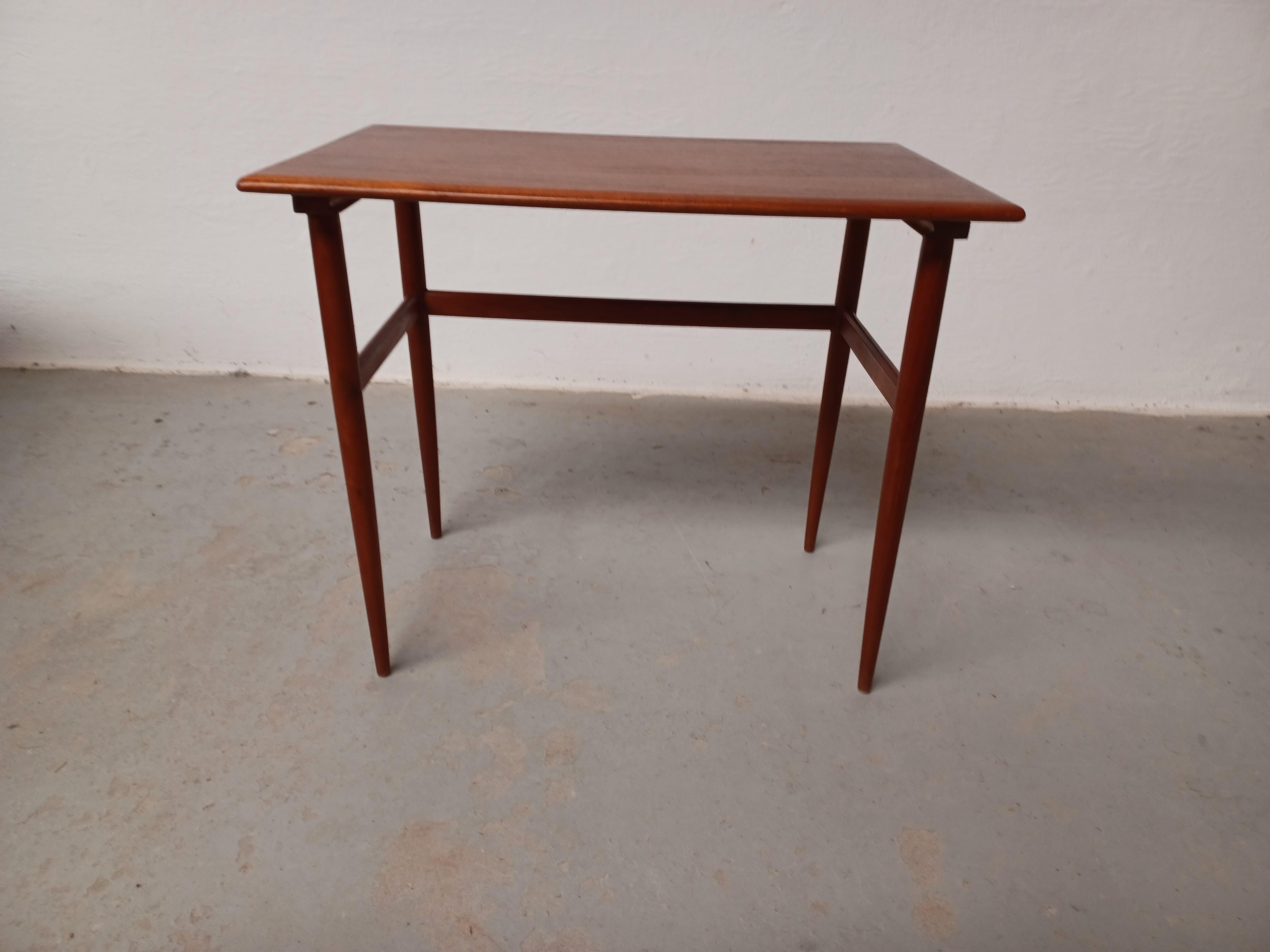 1960er Jahre restaurierter dänischer Beistelltisch aus Teakholz.

Kleiner, schlanker und eleganter skandinavisch-moderner Beistelltisch i teak.

Der Tisch wurde von unserem hauseigenen Schreiner restauriert und aufgearbeitet, um sicherzustellen,