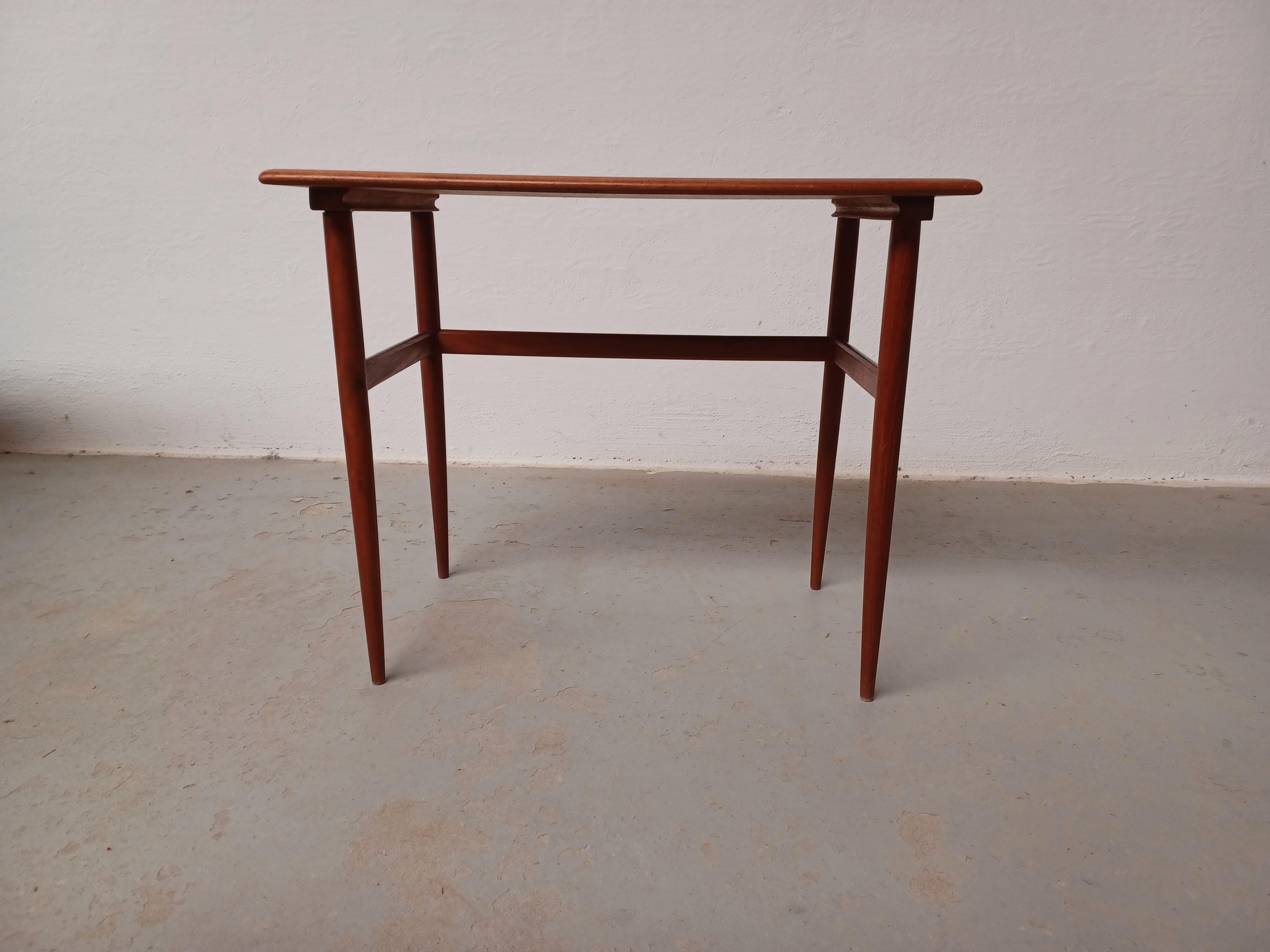 1960er Jahre restaurierter dänischer Teak-Beistelltisch (Skandinavische Moderne) im Angebot