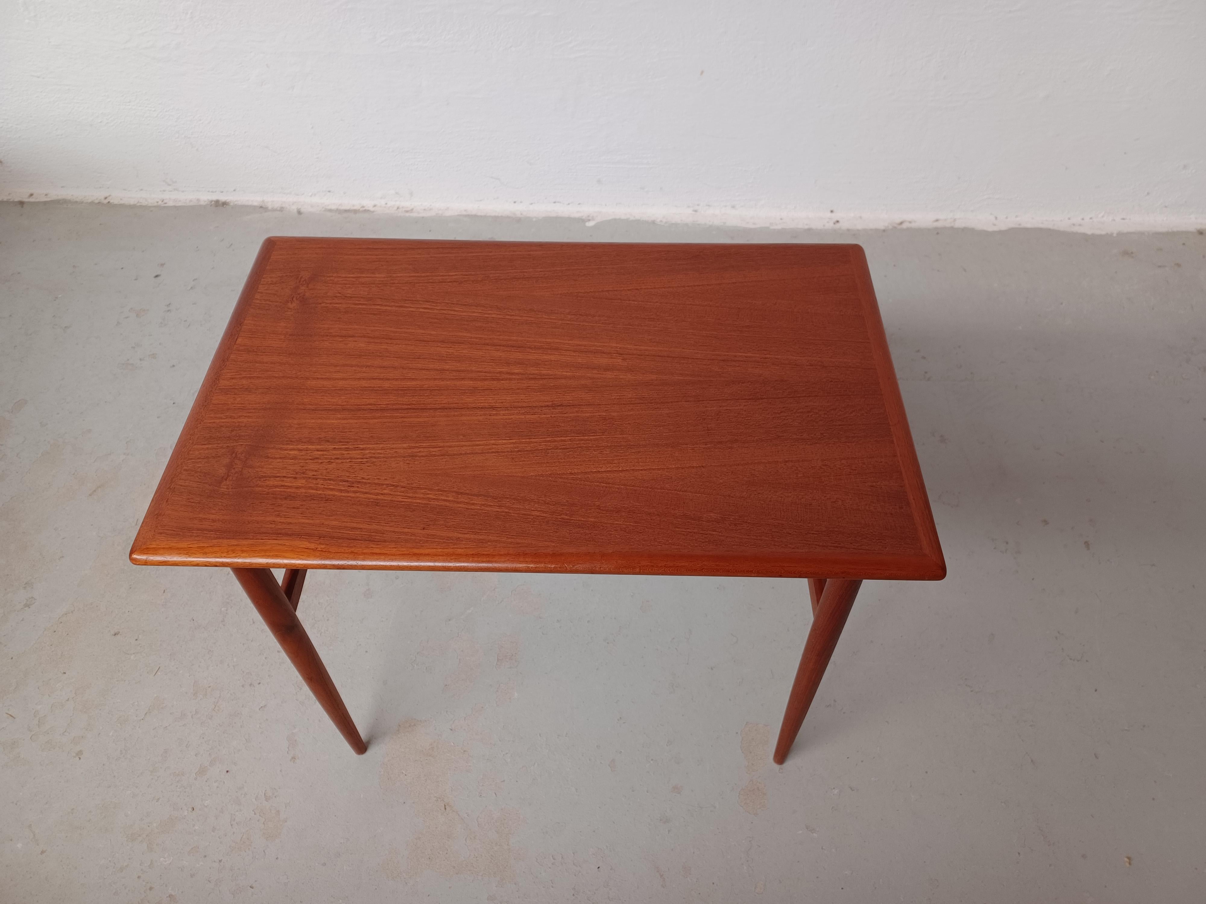 1960er Jahre restaurierter dänischer Teak-Beistelltisch (Dänisch) im Angebot