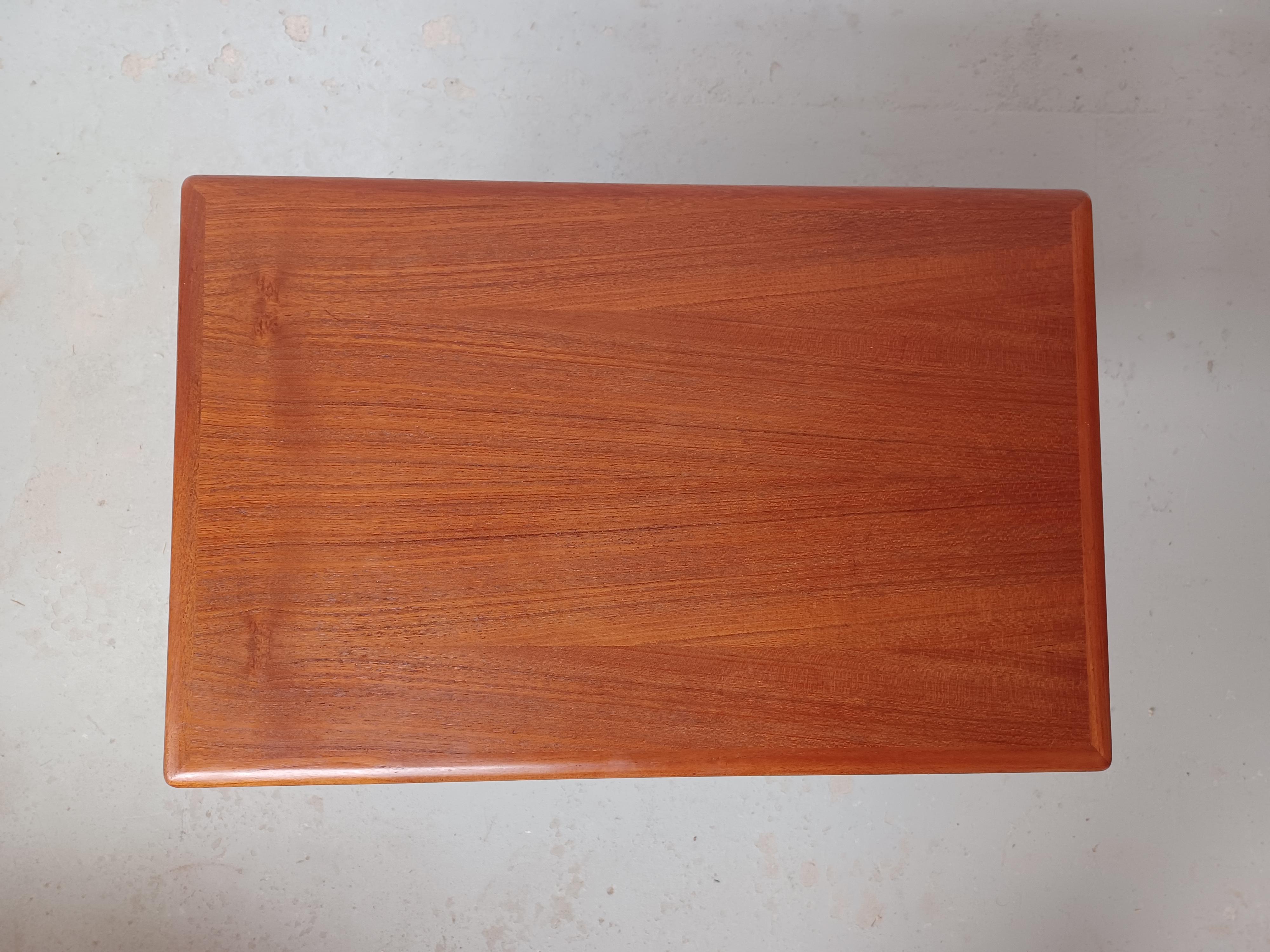 1960er Jahre restaurierter dänischer Teak-Beistelltisch im Zustand „Gut“ im Angebot in Knebel, DK