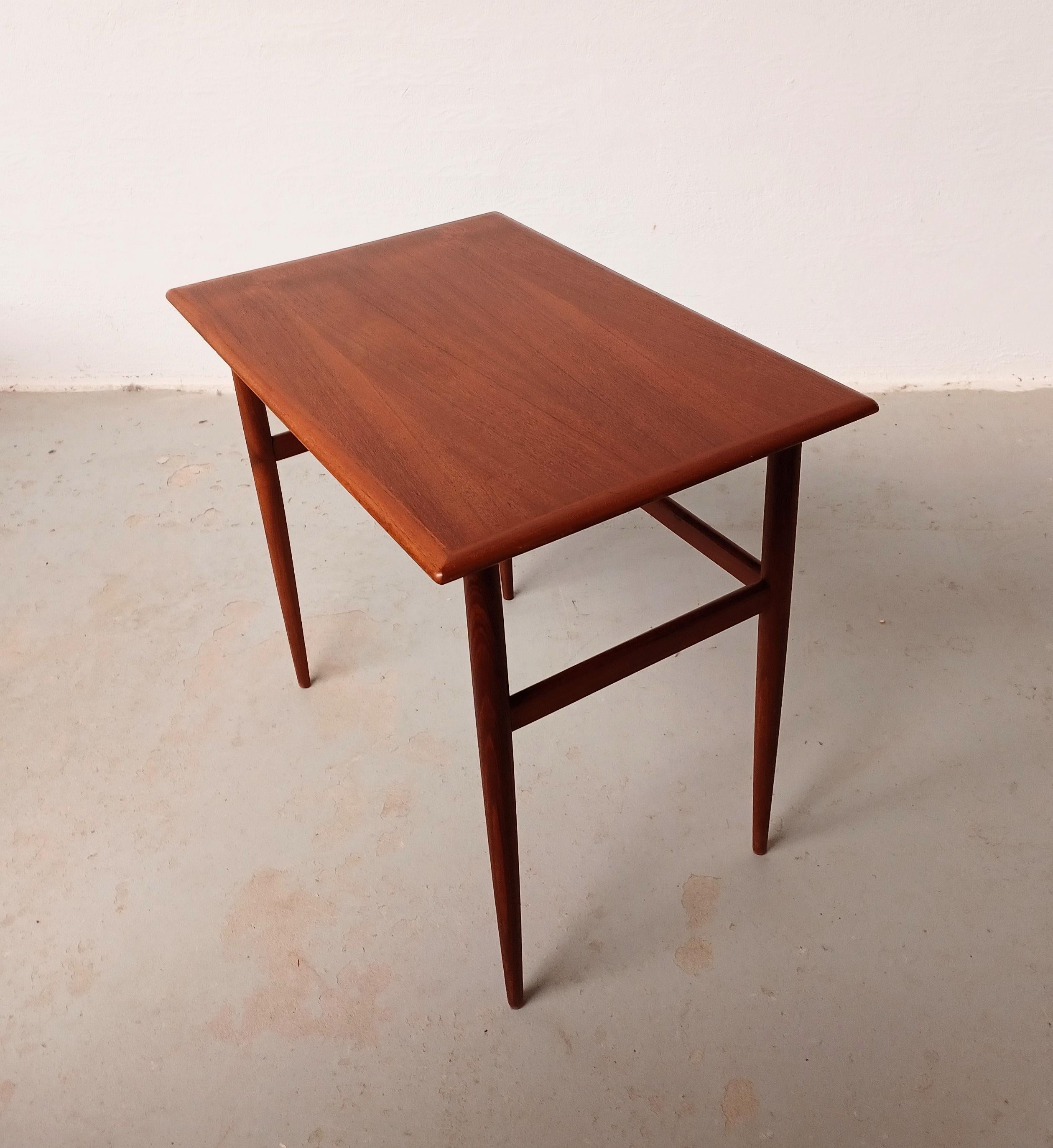 1960er Jahre restaurierter dänischer Teak-Beistelltisch (Mitte des 20. Jahrhunderts) im Angebot