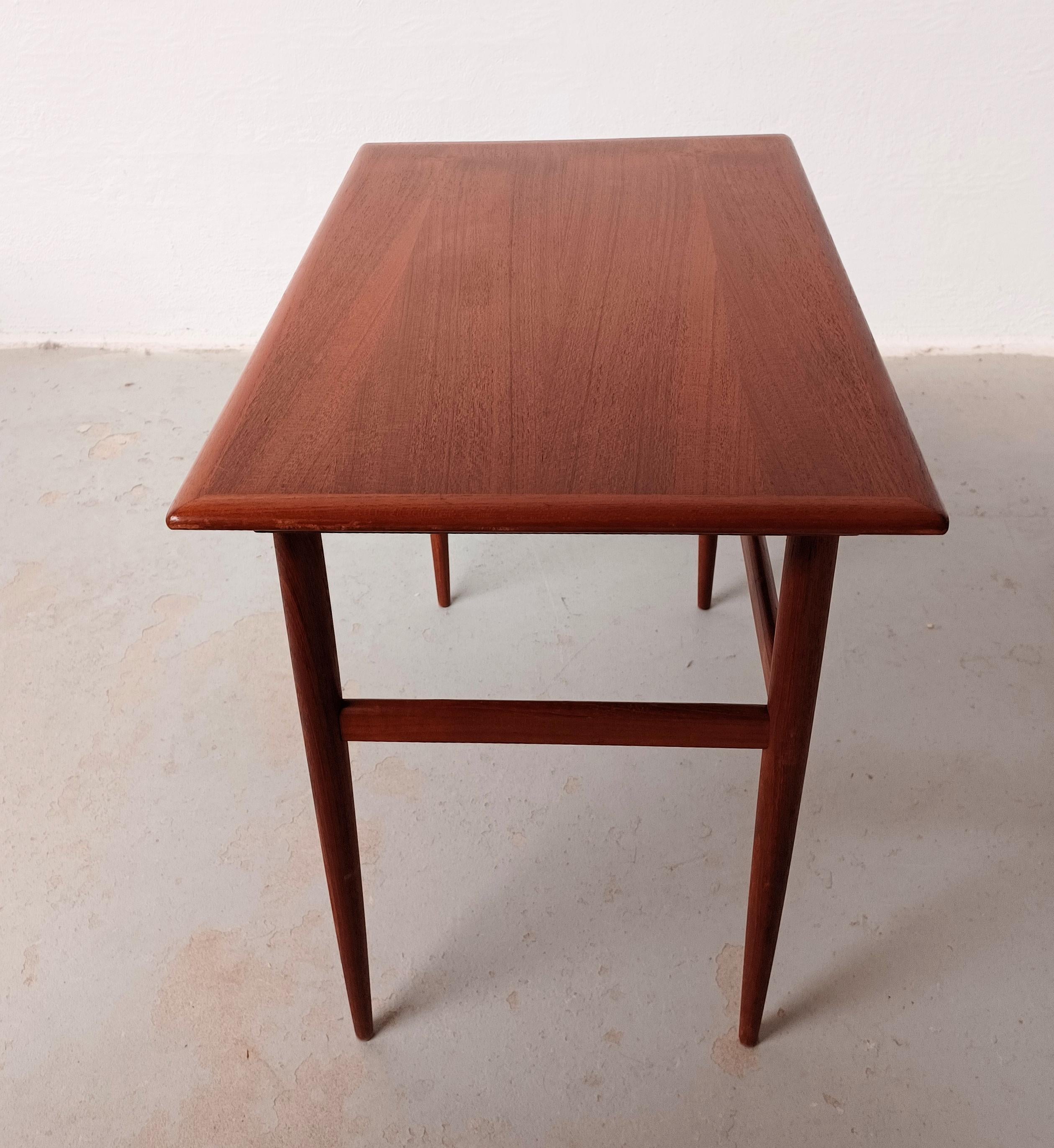 1960er Jahre restaurierter dänischer Teak-Beistelltisch (Teakholz) im Angebot