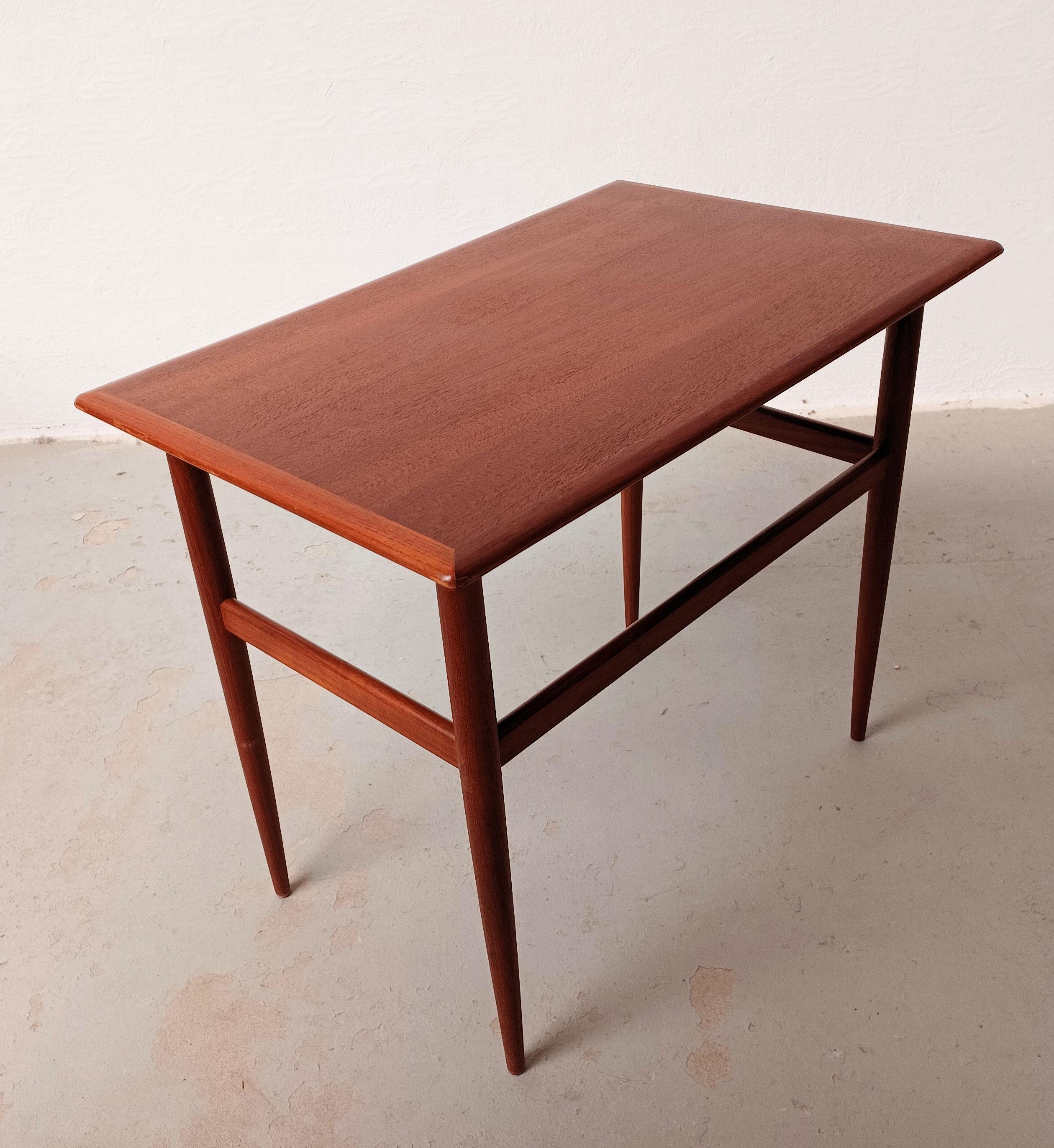 1960er Jahre restaurierter dänischer Teak-Beistelltisch im Angebot 1