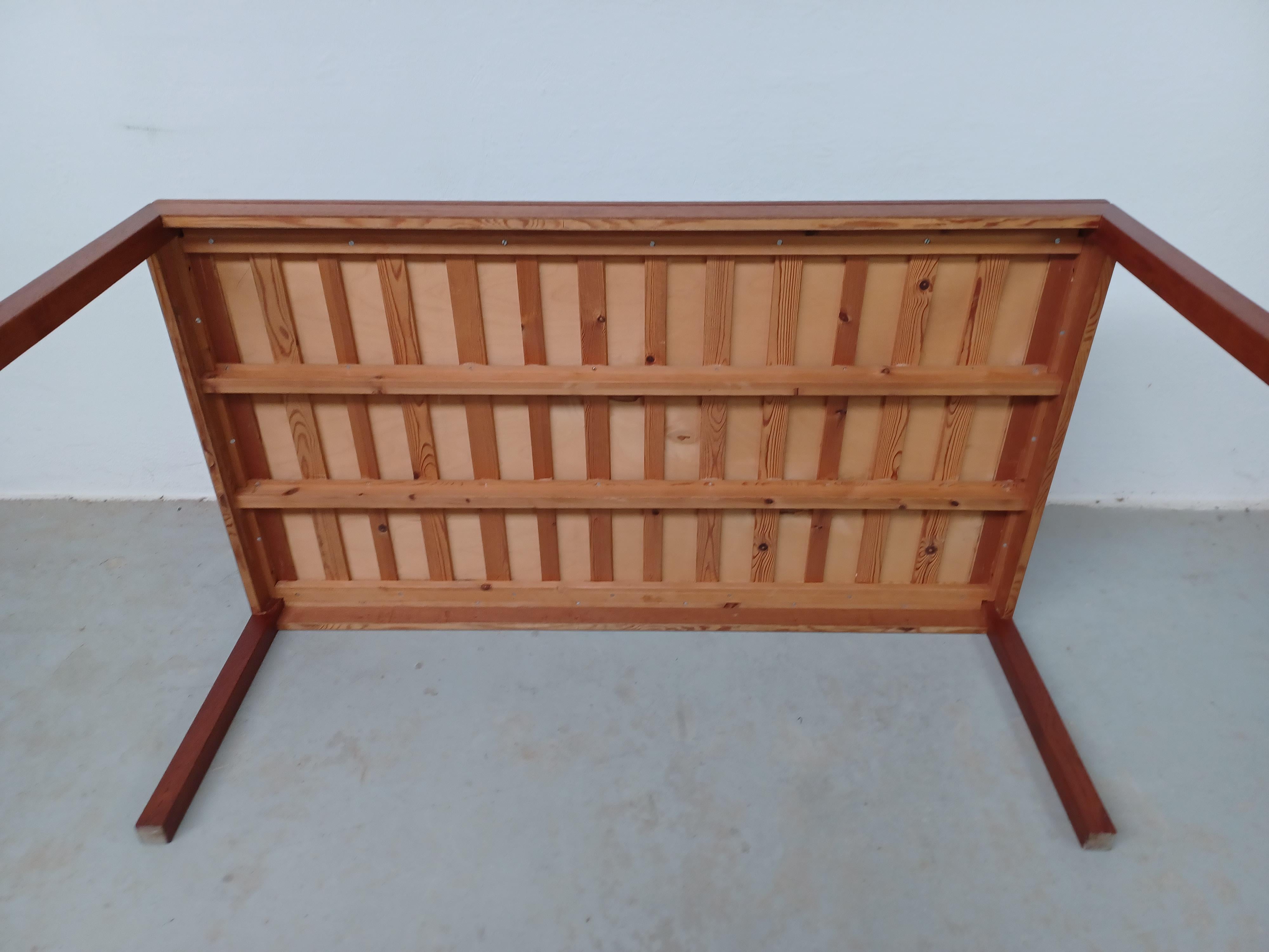 Mesa baja de teca danesa de los años 60 restaurada con azulejos en venta 5
