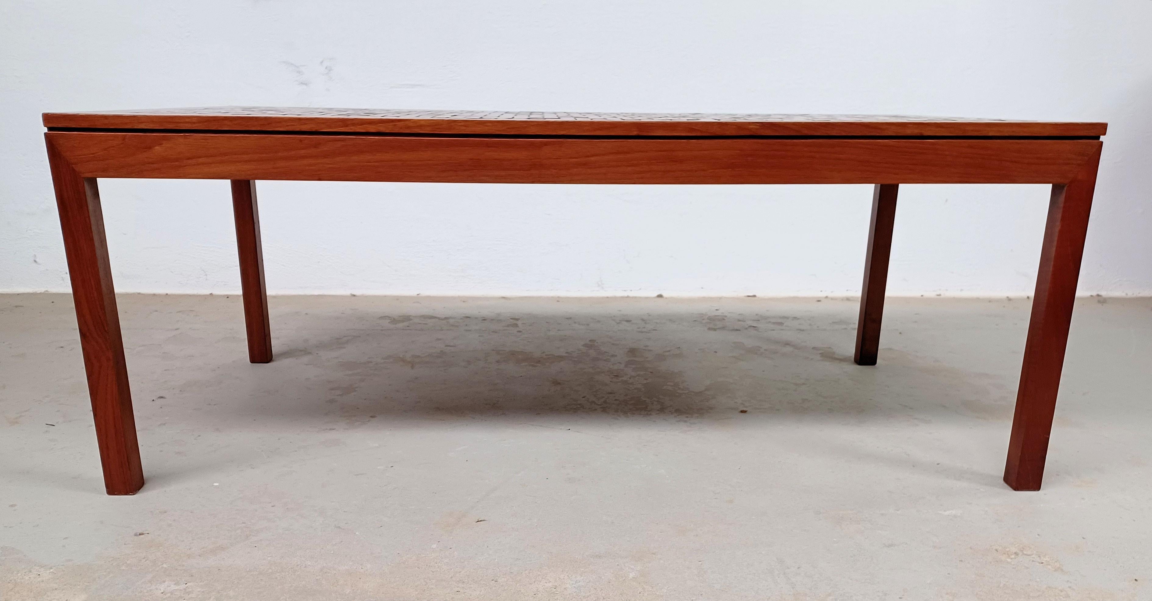 Mesa baja de teca danesa de los años 60 restaurada con azulejos Escandinavo moderno en venta