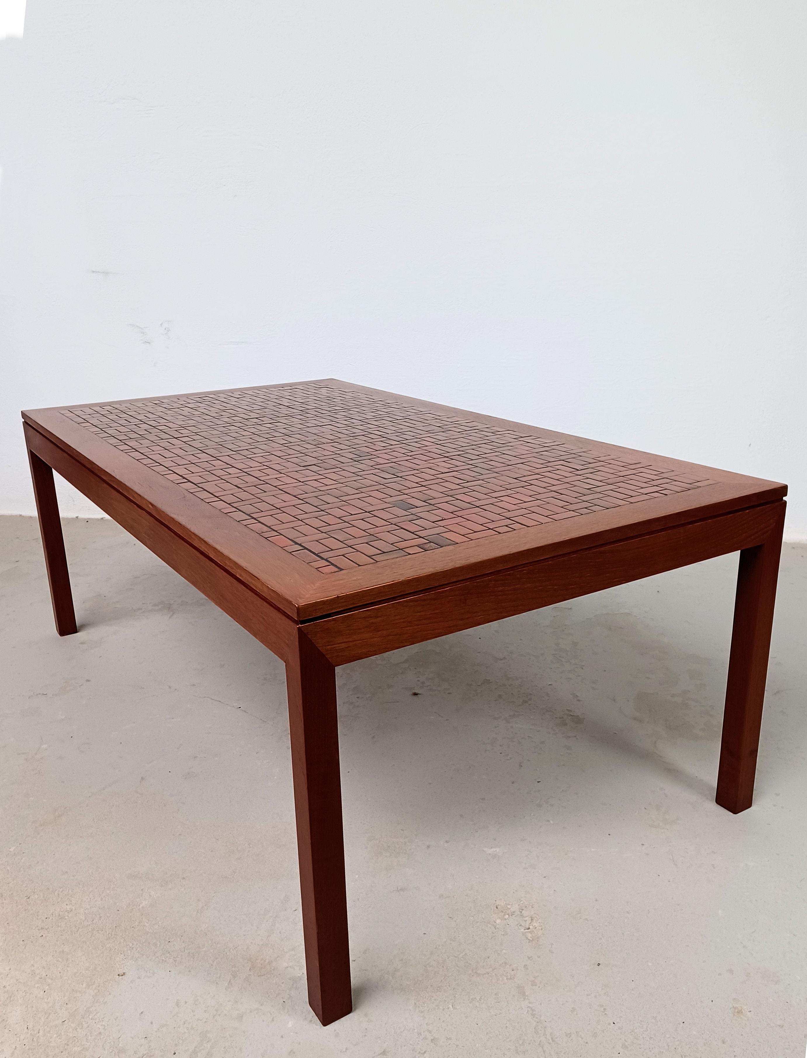 Mesa baja de teca danesa de los años 60 restaurada con azulejos Danés en venta