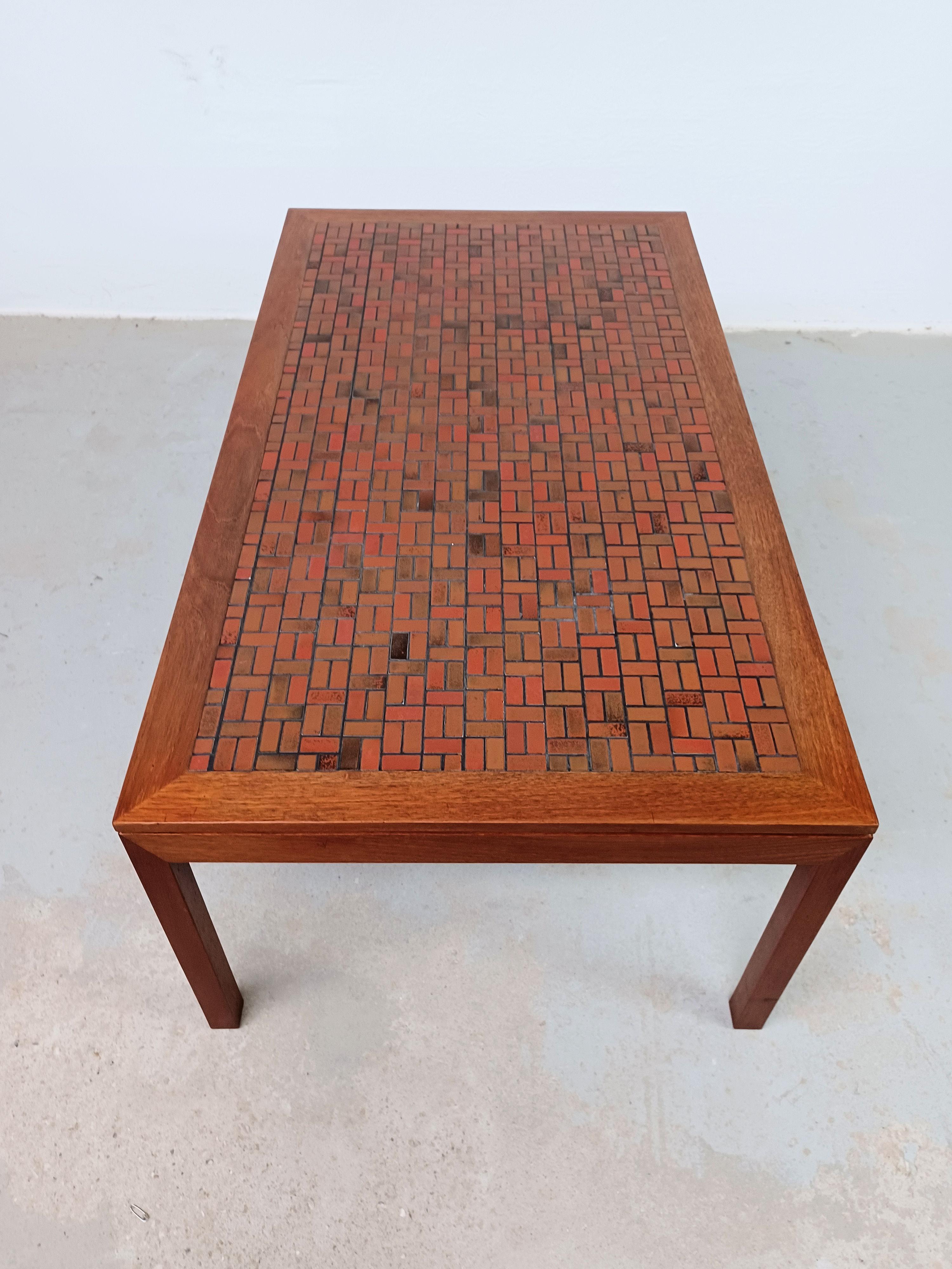 Mesa baja de teca danesa de los años 60 restaurada con azulejos en Bueno estado para la venta en Knebel, DK
