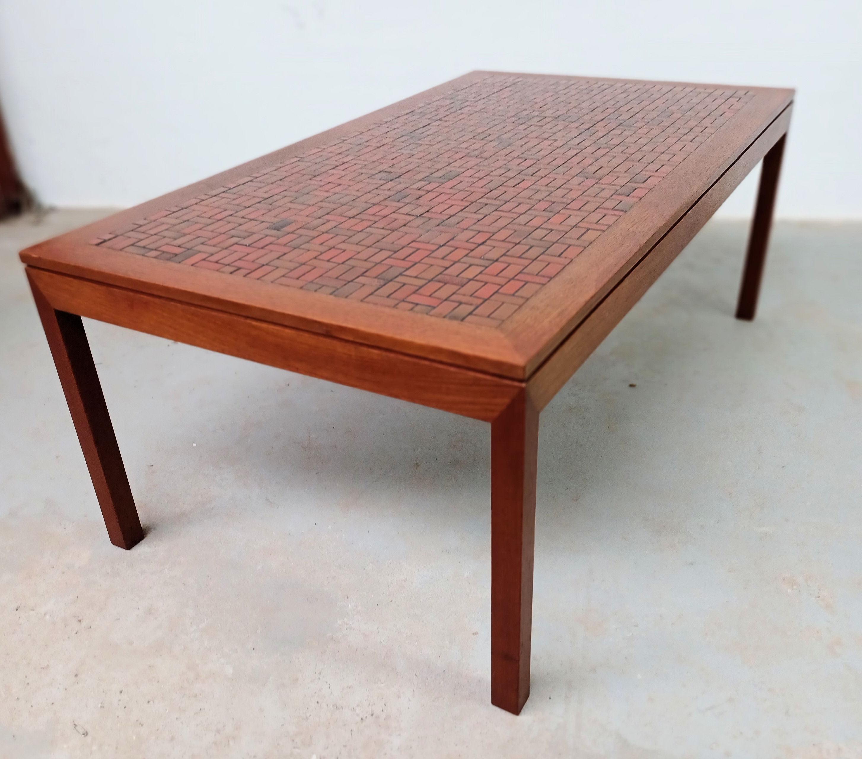 Mesa baja de teca danesa de los años 60 restaurada con azulejos siglo XX en venta