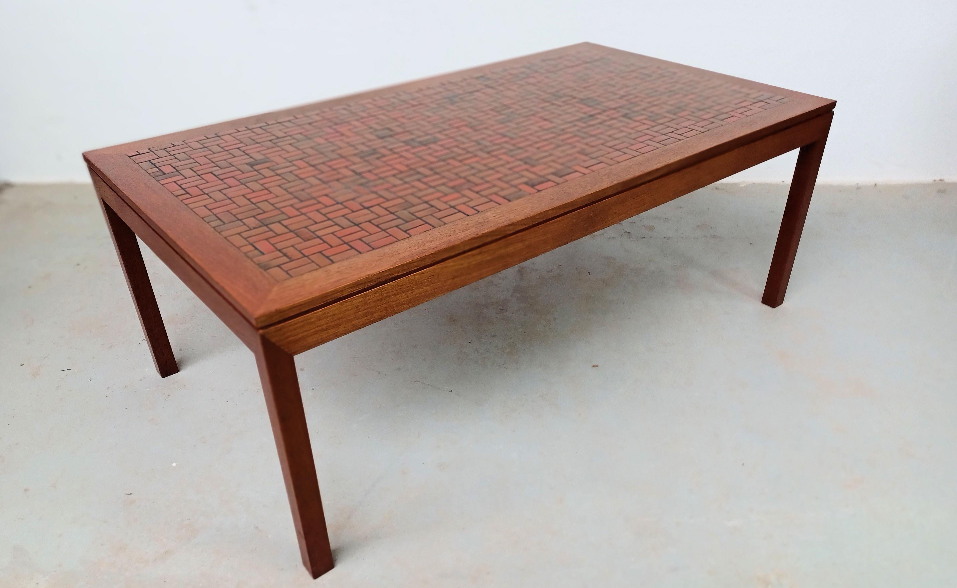 Mesa baja de teca danesa de los años 60 restaurada con azulejos Cerámico en venta
