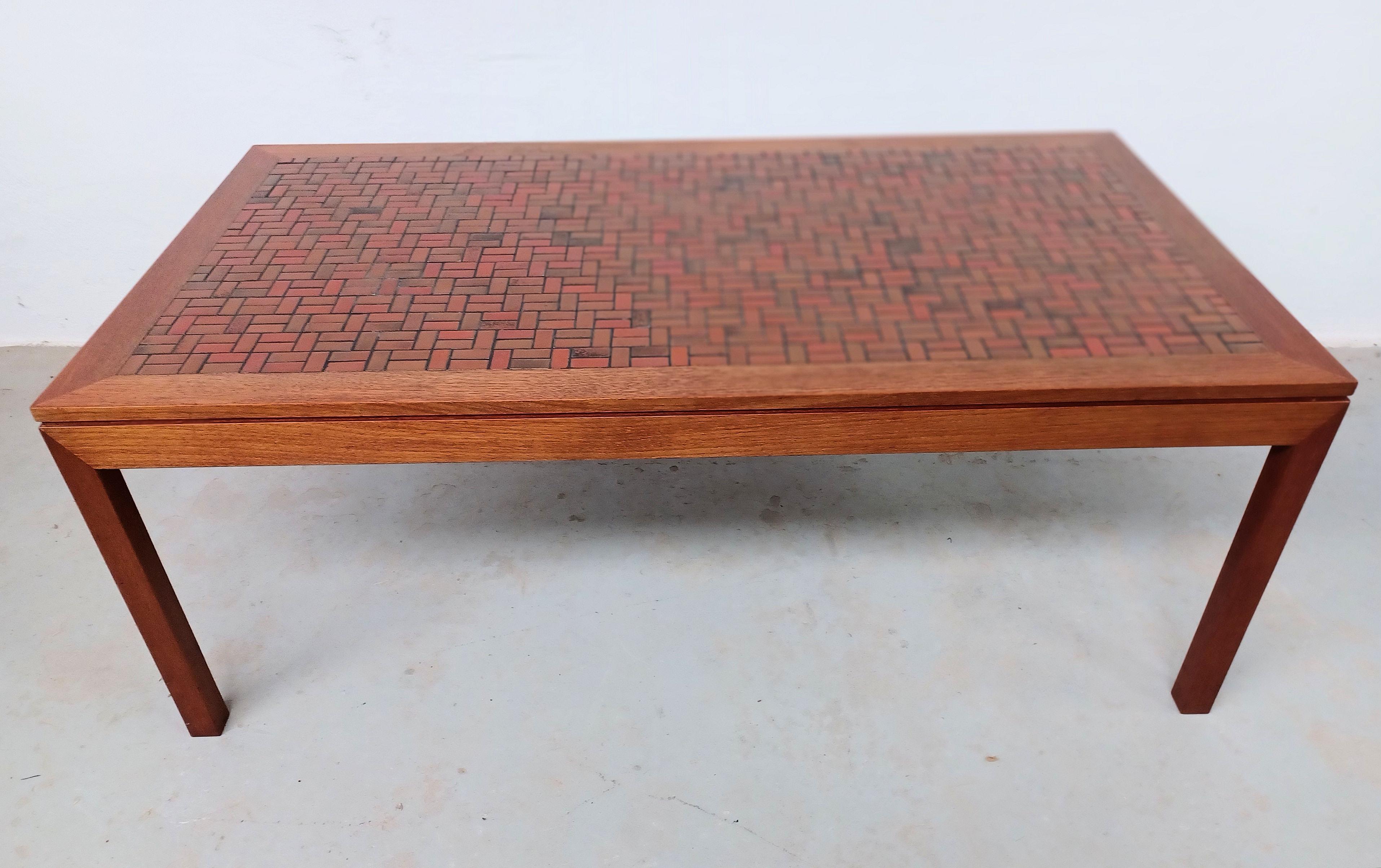 Mesa baja de teca danesa de los años 60 restaurada con azulejos en venta 1