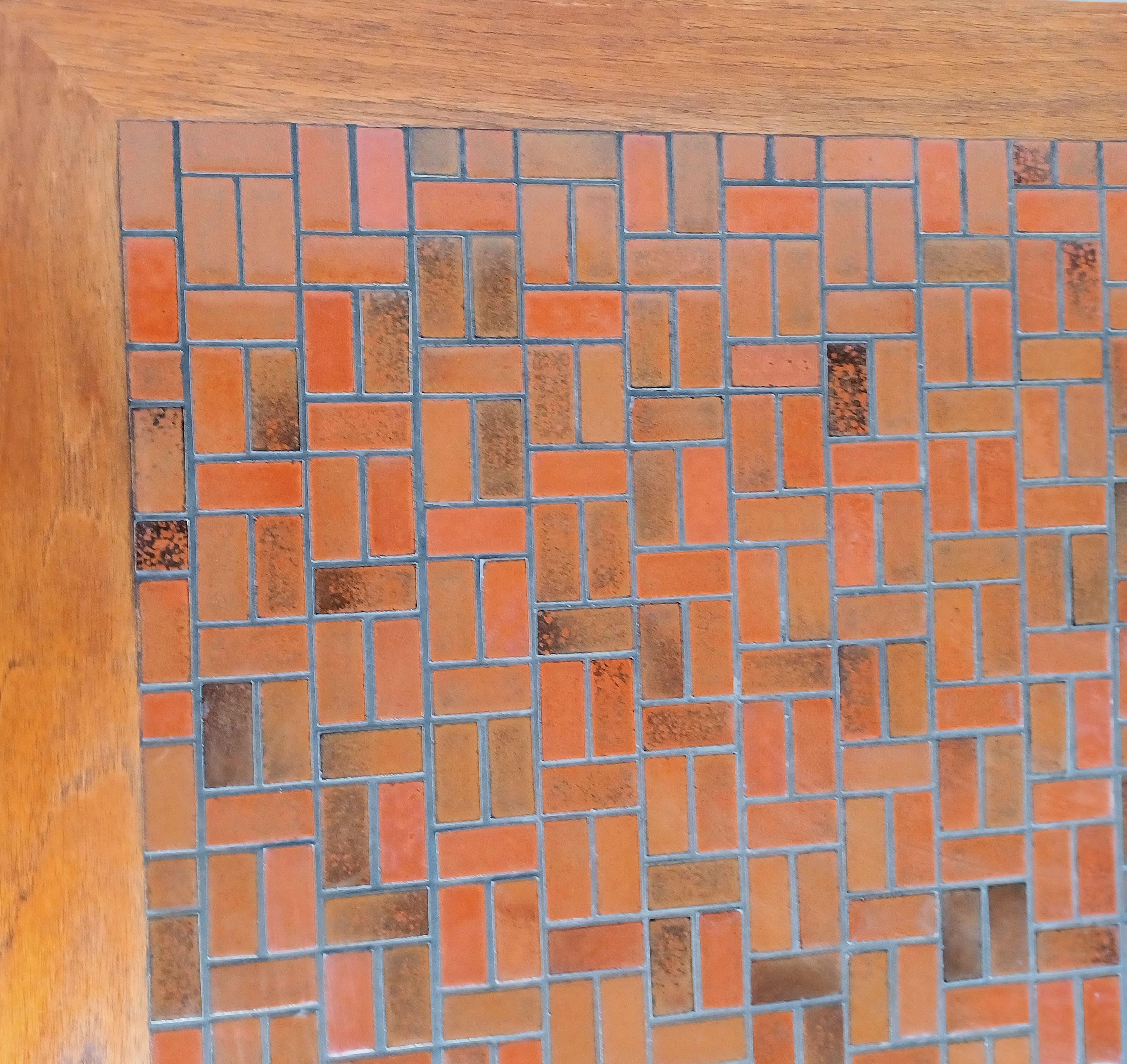 Mesa baja de teca danesa de los años 60 restaurada con azulejos en venta 2