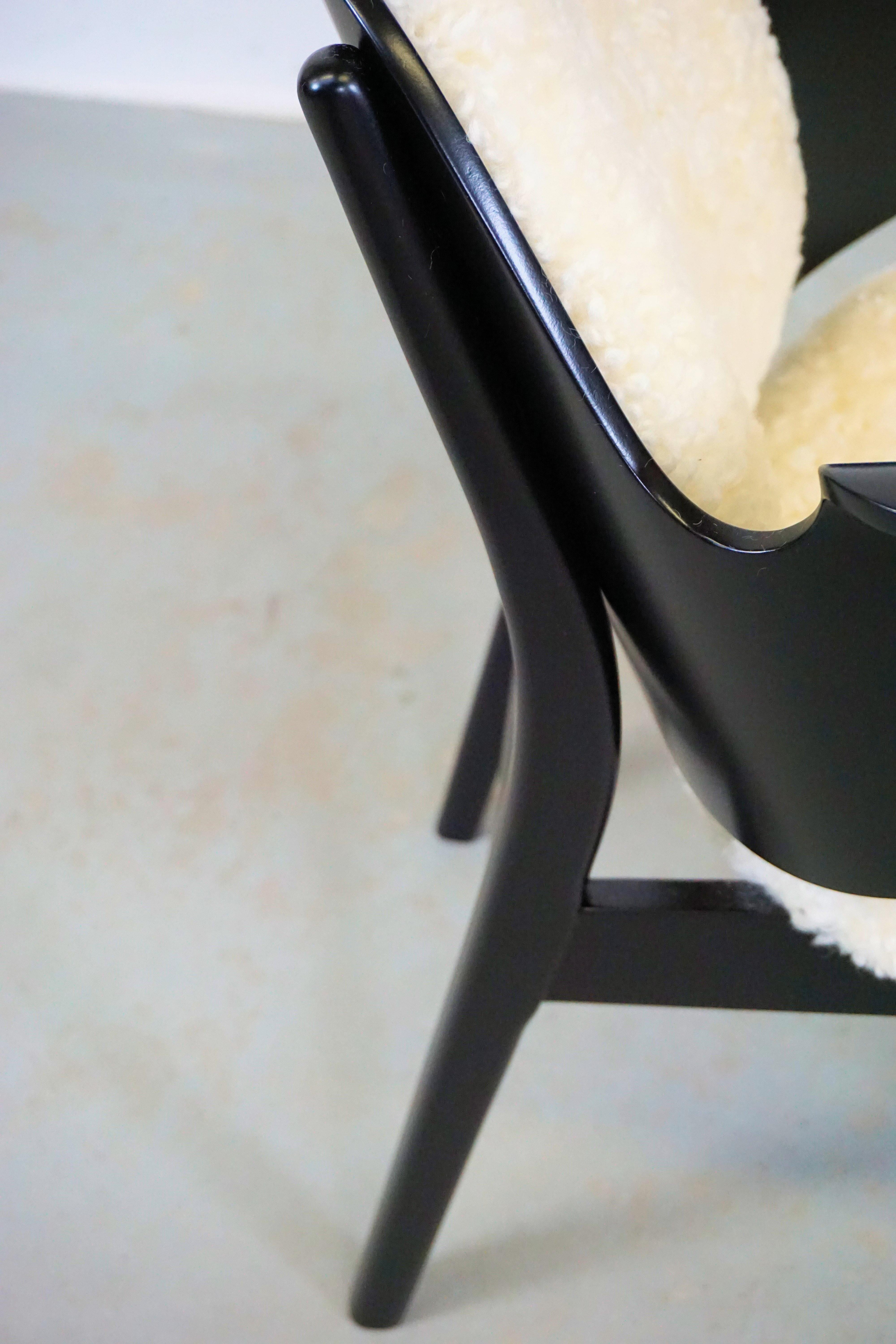 Sillón Hans Olsen 107 de los años 60, restaurado y acabado, retapizado con piel de oveja en venta 4
