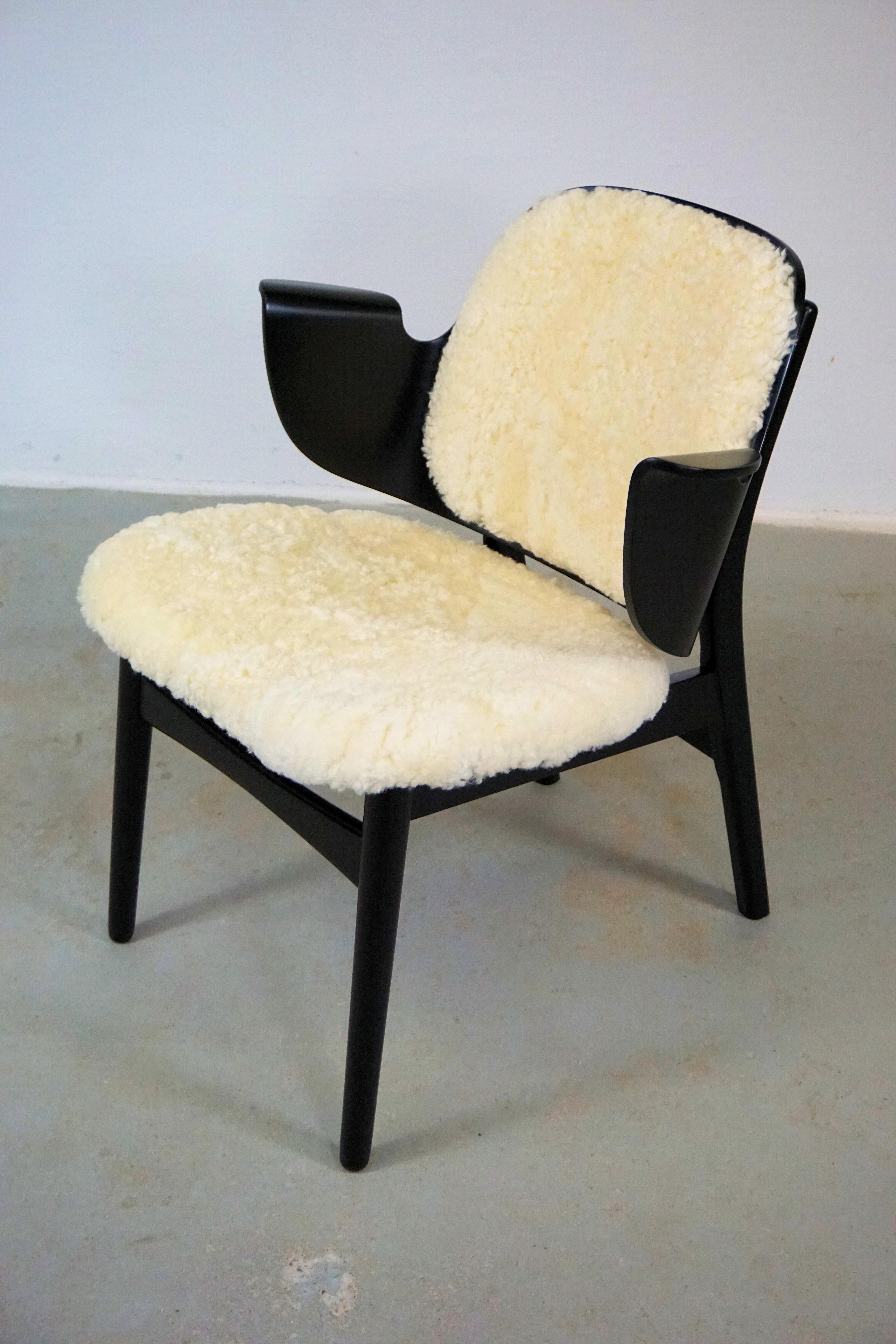 Sillón Hans Olsen 107 totalmente restaurado y reacondicionado, retapizado con piel de oveja 

Sillón danés moderno / de mediados de siglo, modelo 107, de roble y teca, de Hans Olsen para Bramin, años 60.

Este icónico sillón Hans Olsen fue pintado a