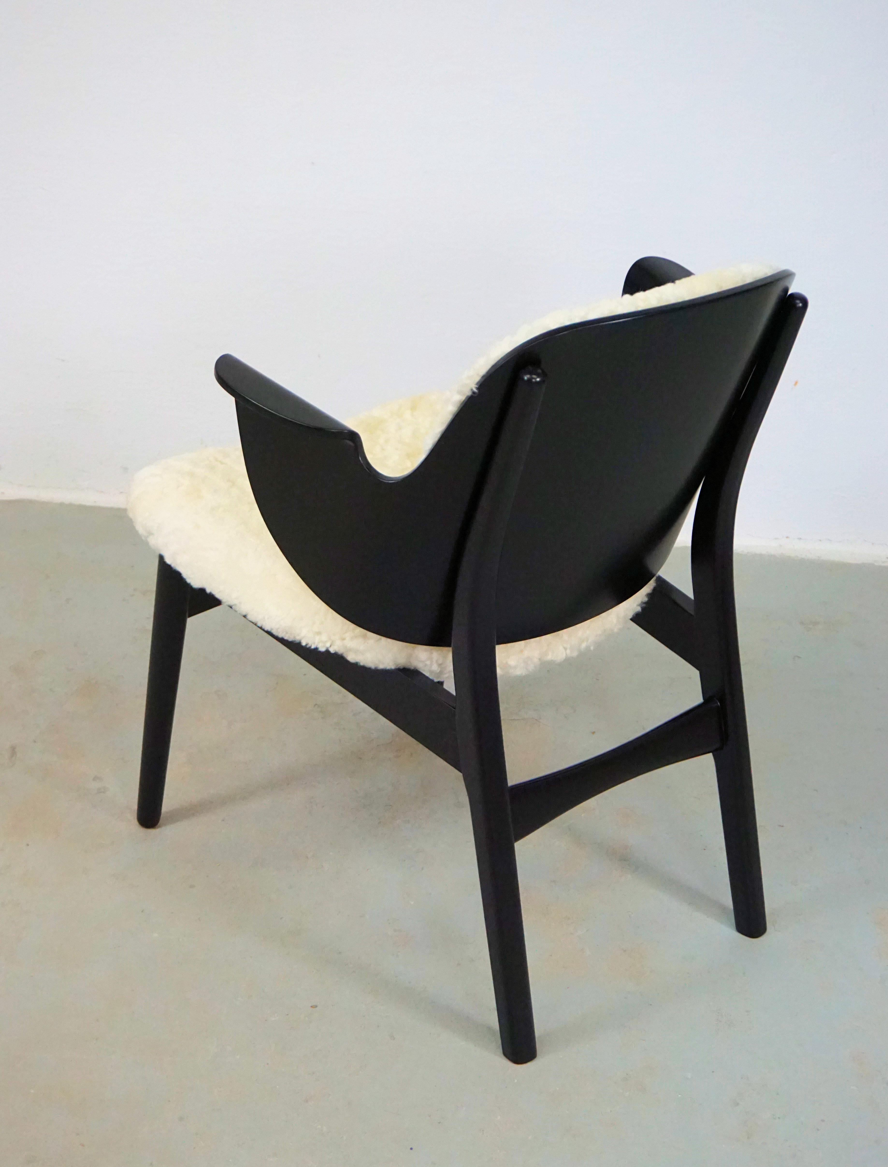 Sillón Hans Olsen 107 de los años 60, restaurado y acabado, retapizado con piel de oveja en Excelente estado para la venta en Knebel, DK