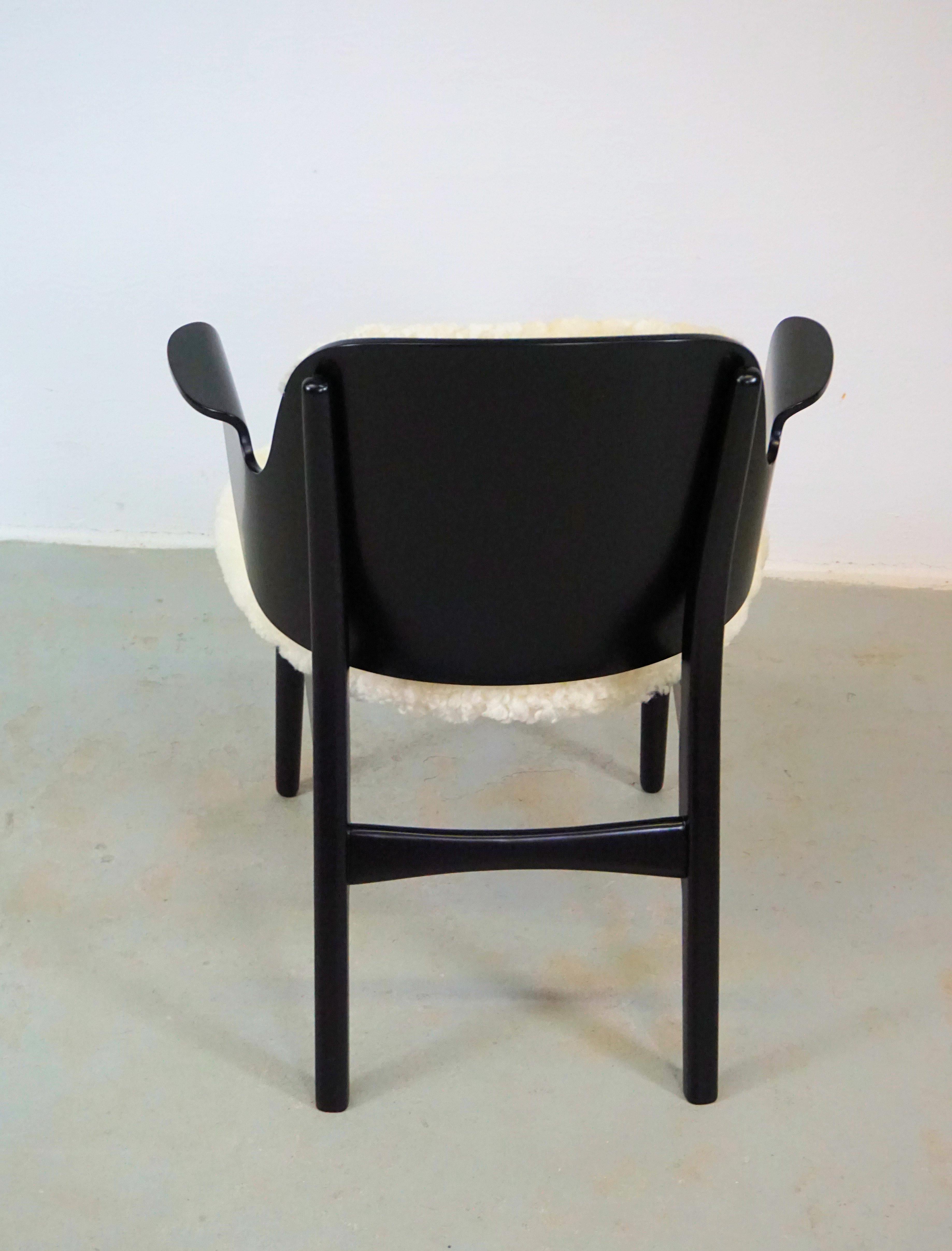 Sillón Hans Olsen 107 de los años 60, restaurado y acabado, retapizado con piel de oveja siglo XX en venta