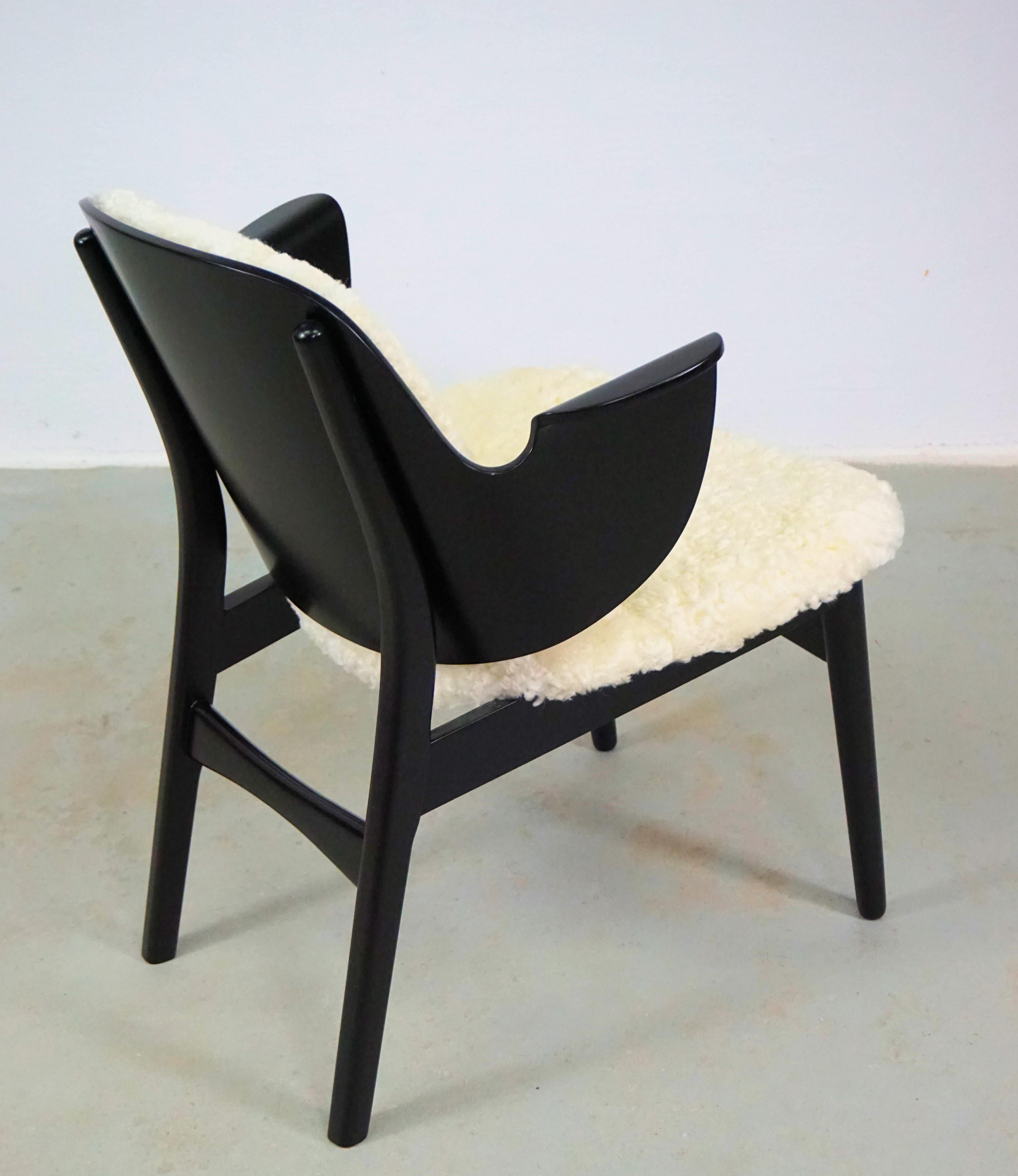 Sillón Hans Olsen 107 de los años 60, restaurado y acabado, retapizado con piel de oveja Piel de carnero en venta