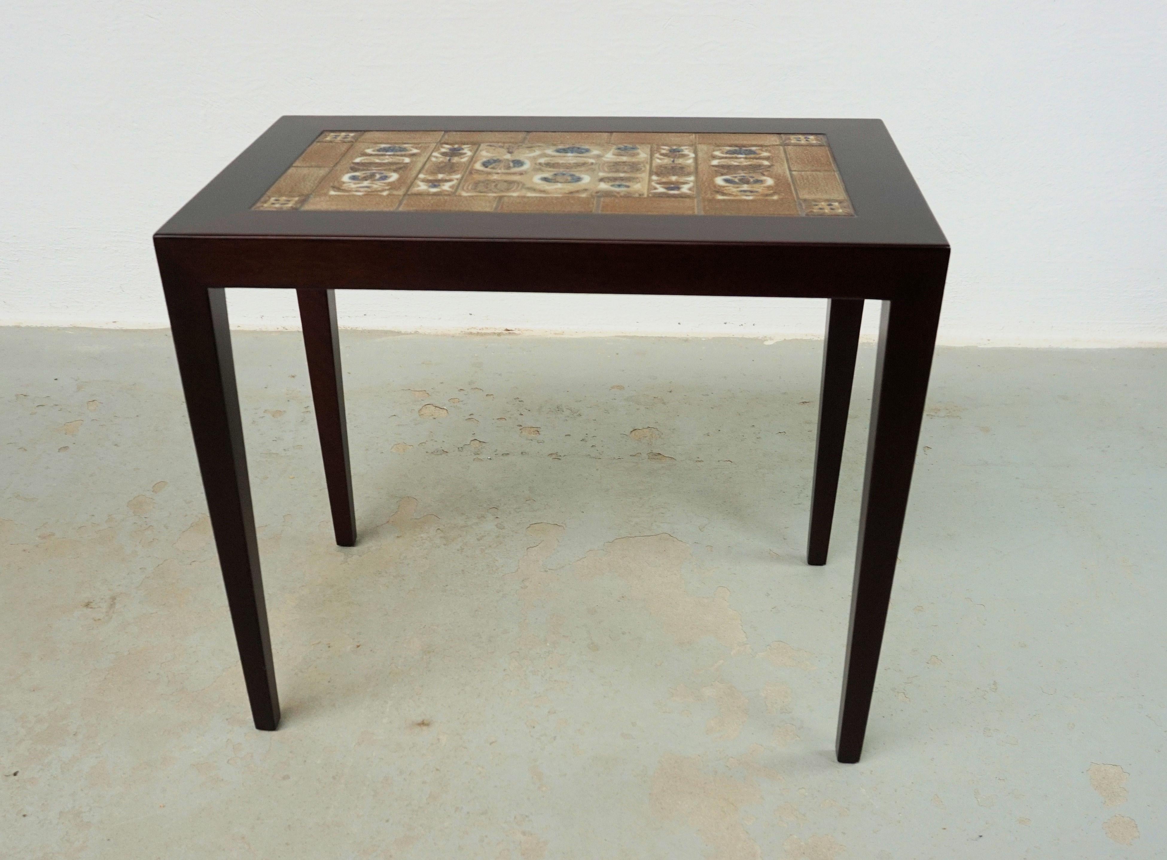 1960s restored Severin Hansen mahogny side table with Royal Copenhagen tiles designed ny Niels Thorsson
The shapes of the side table bear witness of Severin Hansen jr.'s ability to combine simplicity with elegance that combined with the colorfull