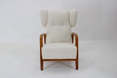 Restaurierter Ohrensessel mit Flügelrückenlehne aus Boucle-Stoff, Tschechoslowakei, 1960er Jahre