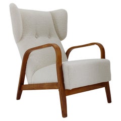 Sedia con schienale ad ala restaurata degli anni '60 in tessuto boucle, Cecoslovacchia