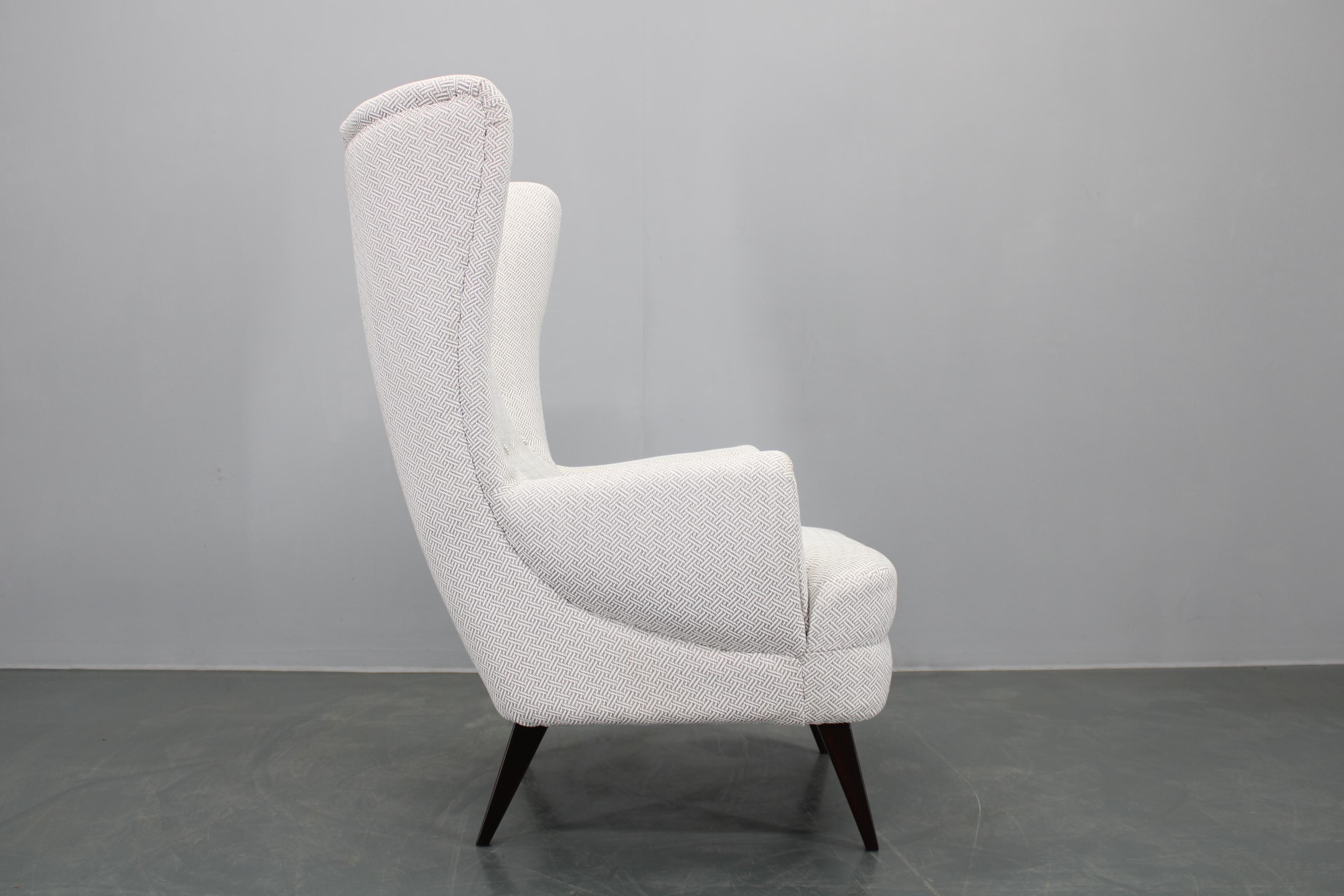 Sedia Wingback restaurata degli anni '60, Cecoslovacchia in vendita 7