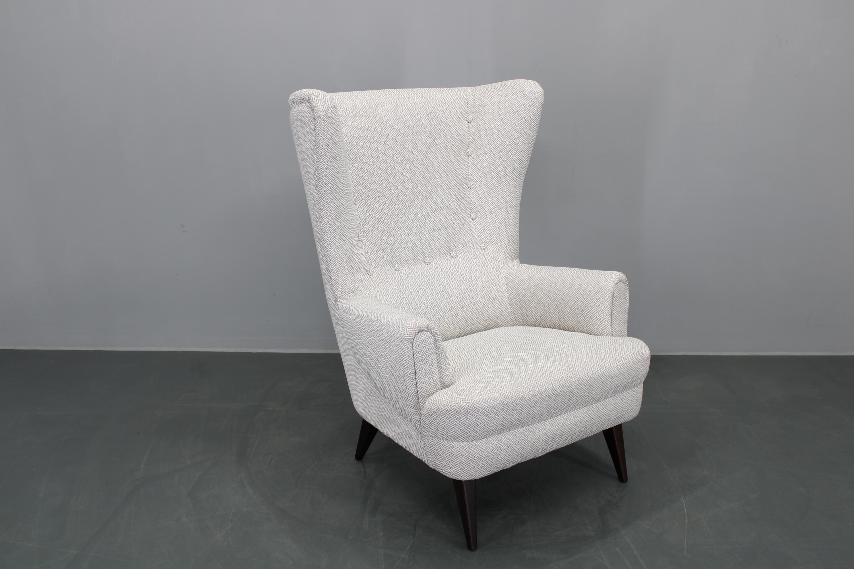Sedia Wingback restaurata degli anni '60, Cecoslovacchia in vendita 8