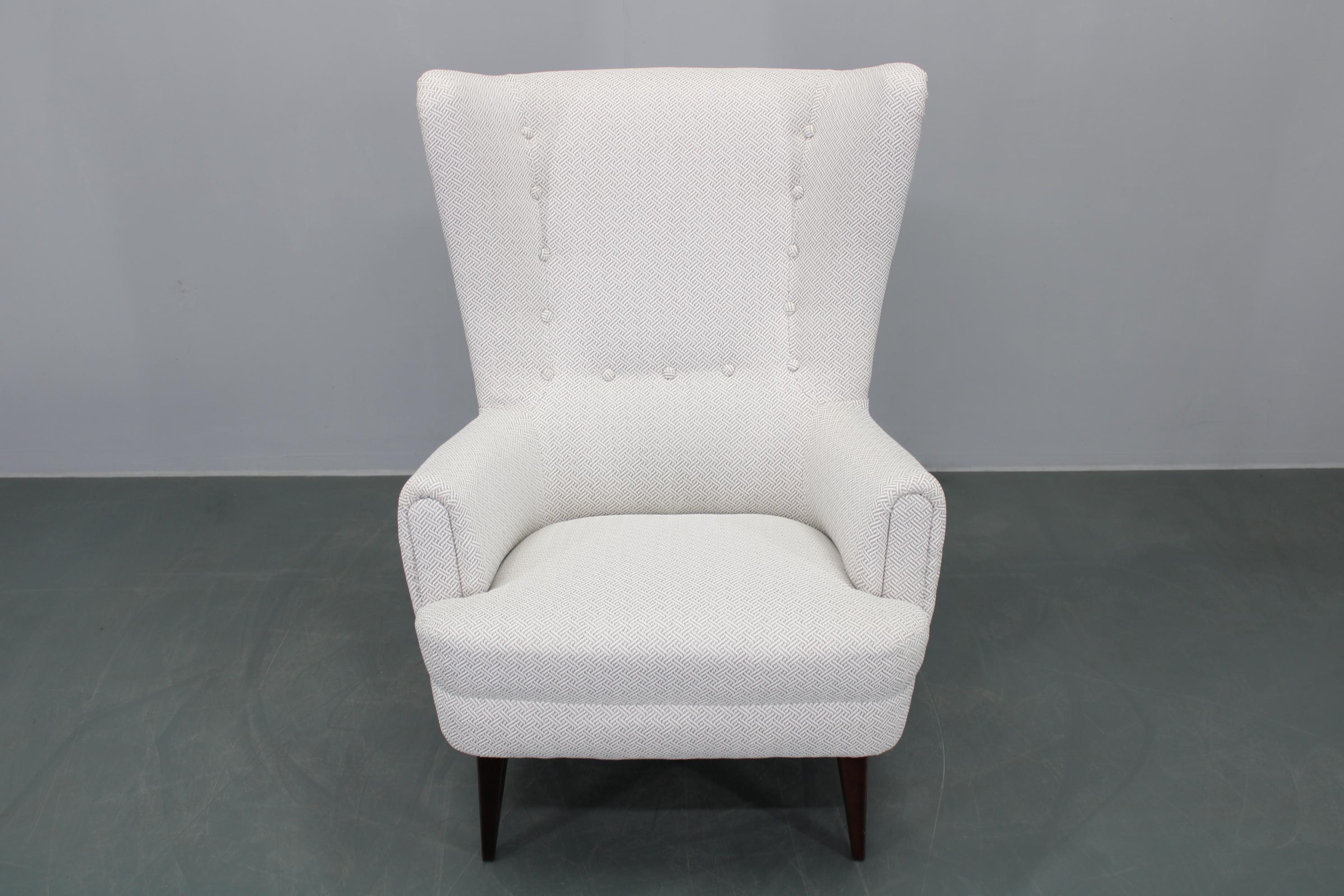 Mid-Century moderno Sedia Wingback restaurata degli anni '60, Cecoslovacchia in vendita