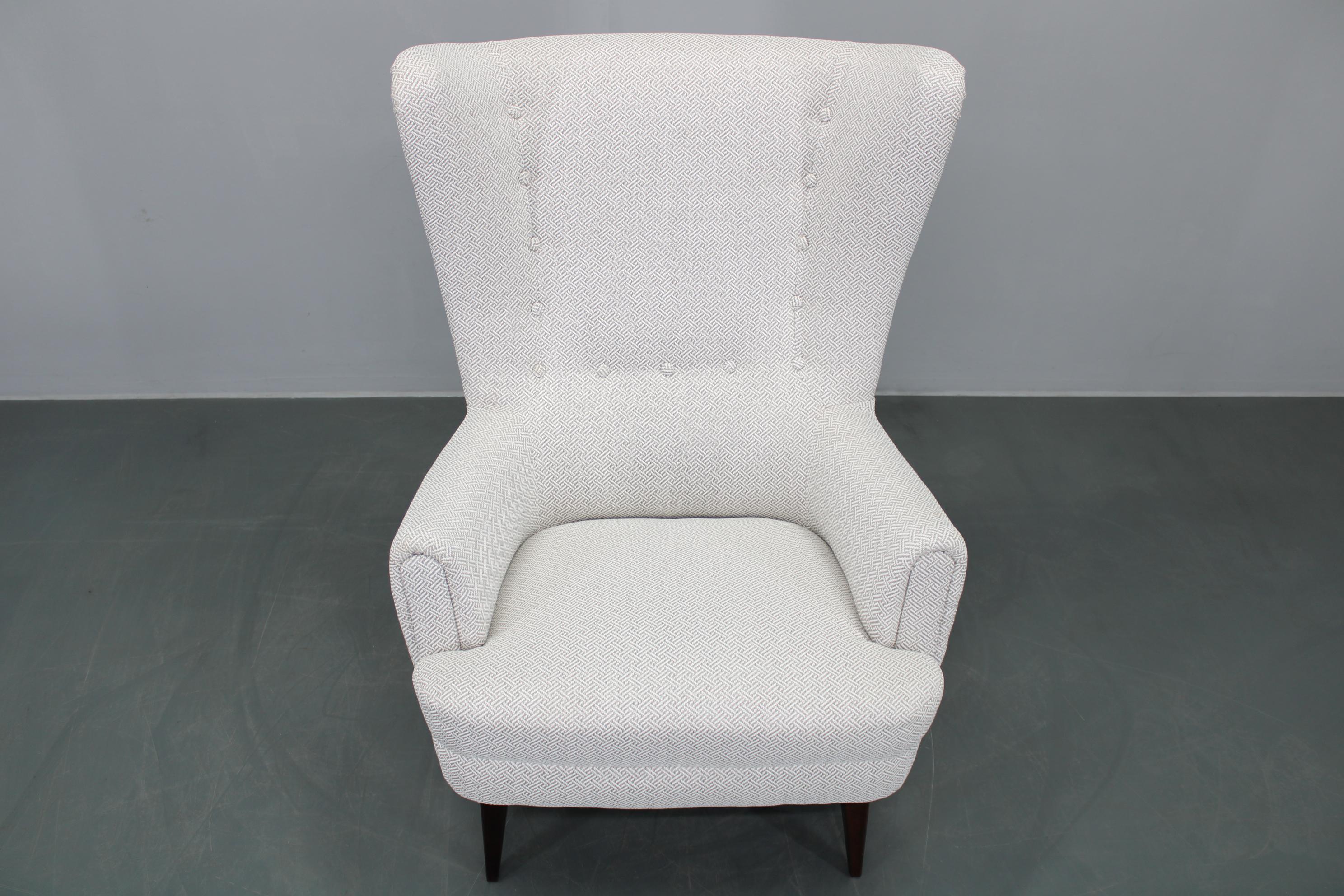 Sedia Wingback restaurata degli anni '60, Cecoslovacchia In condizioni buone in vendita a Praha, CZ