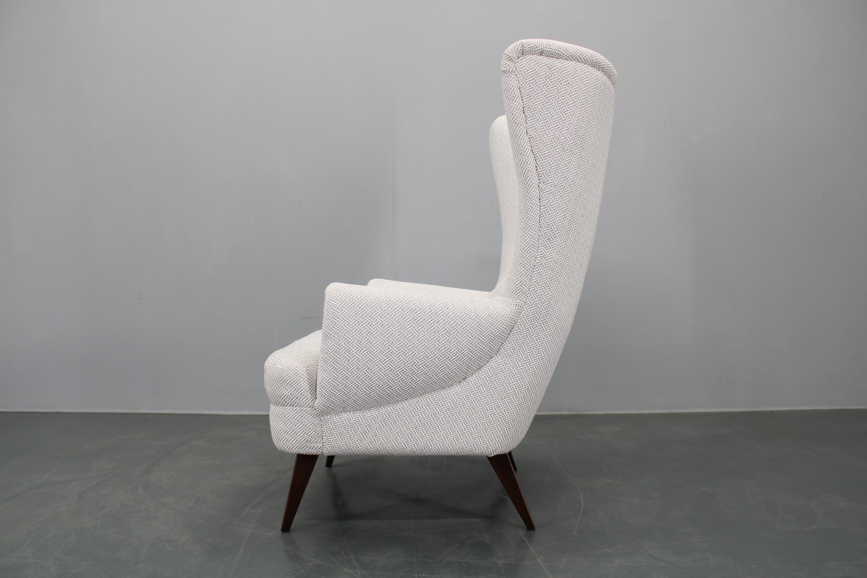 Sedia Wingback restaurata degli anni '60, Cecoslovacchia in vendita 3