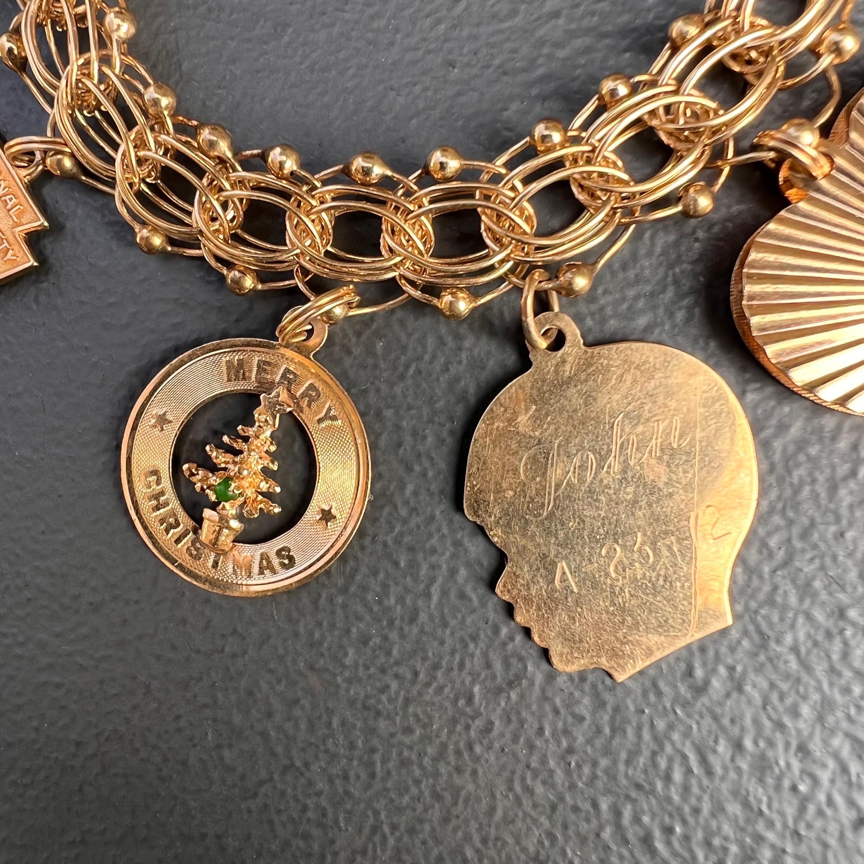1960s Retro 14kt Gold Charm bracelet  8 charmes en vente 5