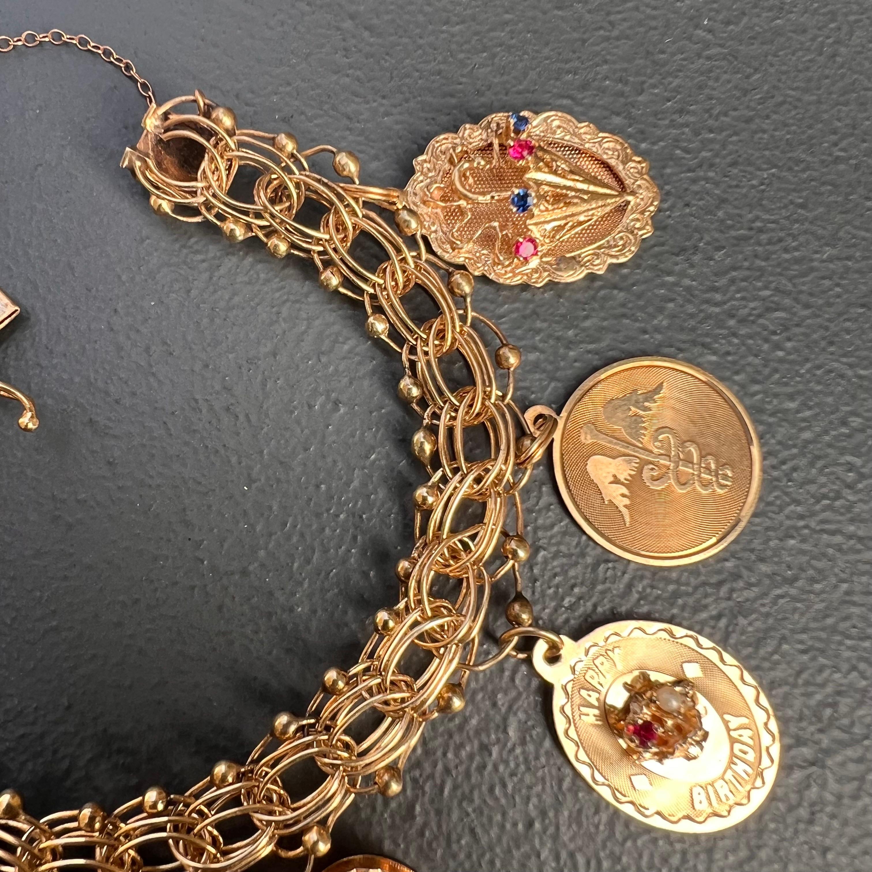 1960s Retro 14kt Gold Charm bracelet  8 charmes en vente 6