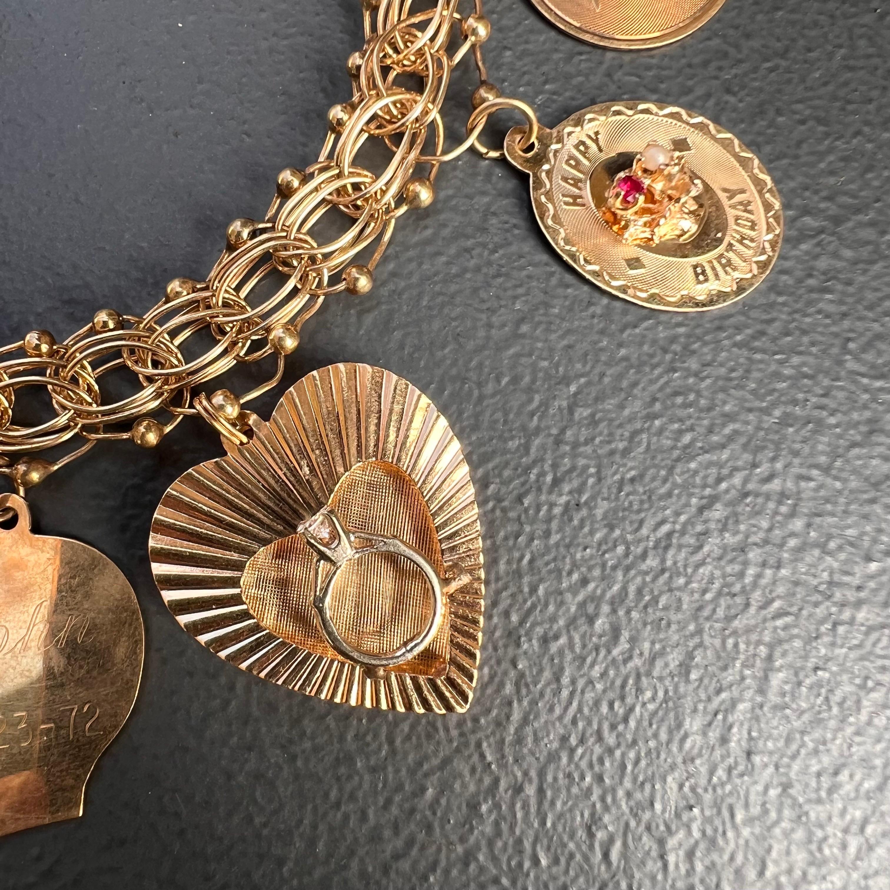 1960s Retro 14kt Gold Charm bracelet  8 charmes en vente 8